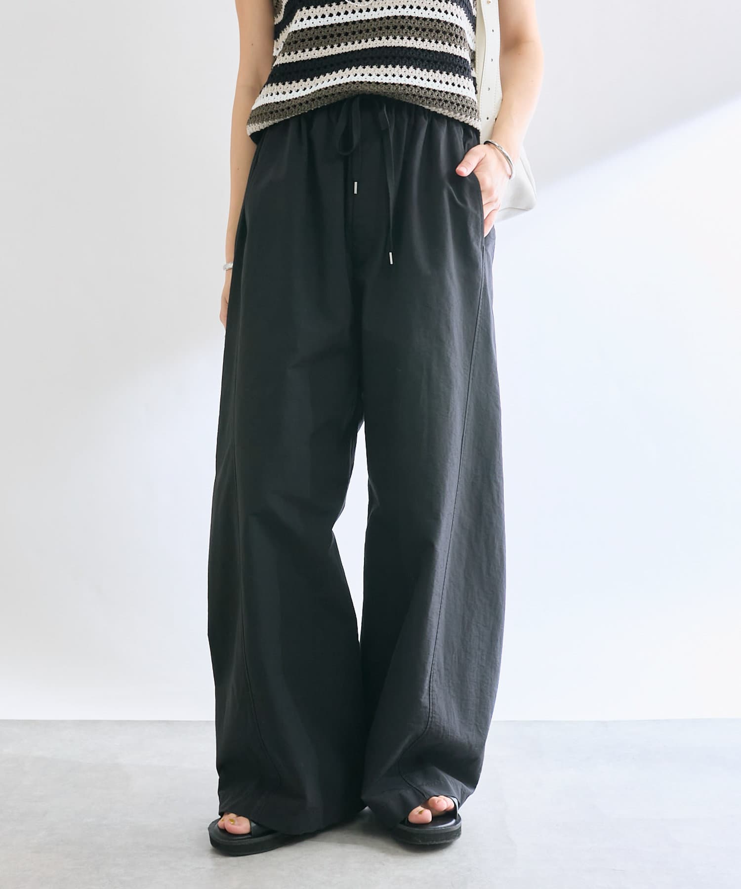 ゆるやかなシルエットとドロストで抜け感をプラス●デザインルーズなフォルムとドロストでヘルシーな着こなしが叶うカーブパンツ。ストリートライクなムードは残しつつ、どこかクリーンな佇まいに仕上げた一枚です。