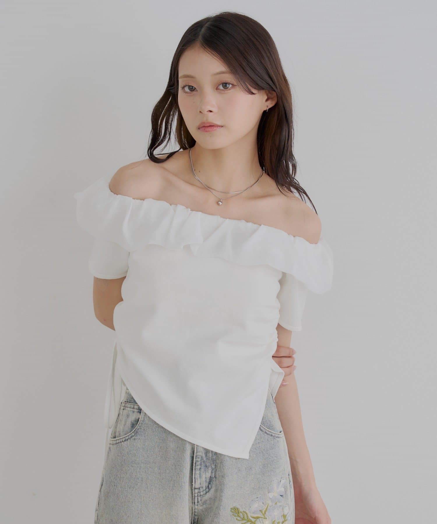 大人の女性らしさを引き立てるトップス登場！▶商品ポイント・肩を落としてオフショルダーデザインで着ると、肩のラインを美しく見せ、女性らしい華奢な印象に！・胸元の繊細なフリルが顔周りを華やかに演出し、上品