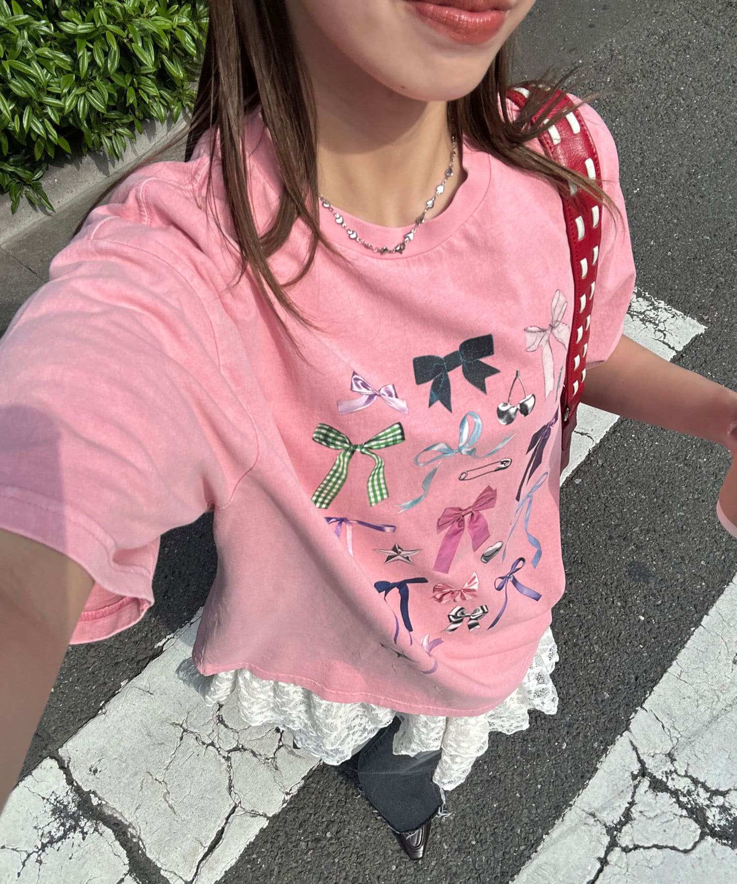 ＼大好評コレクションTに、チェック柄が登場！／遊び心をまとったピグメントTシャツ▼ポイントヴィンテージ感のあるピグメント染めに、レトロポップな洋食柄、甘めなリボン柄、ゆるっと可愛い犬柄をプリント。それ