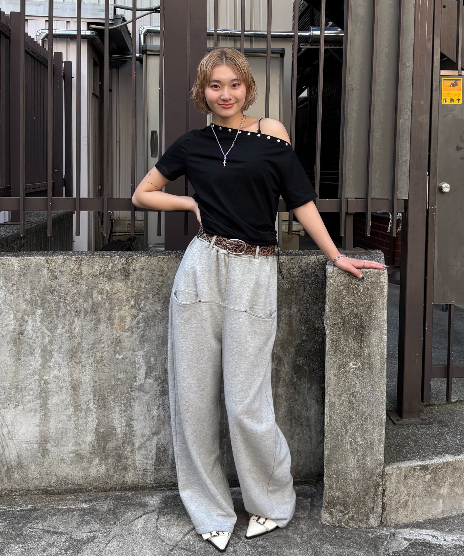 WHO’S WHO gallery(フーズフーギャラリー) ワンオフショルスタッズドロストTEE