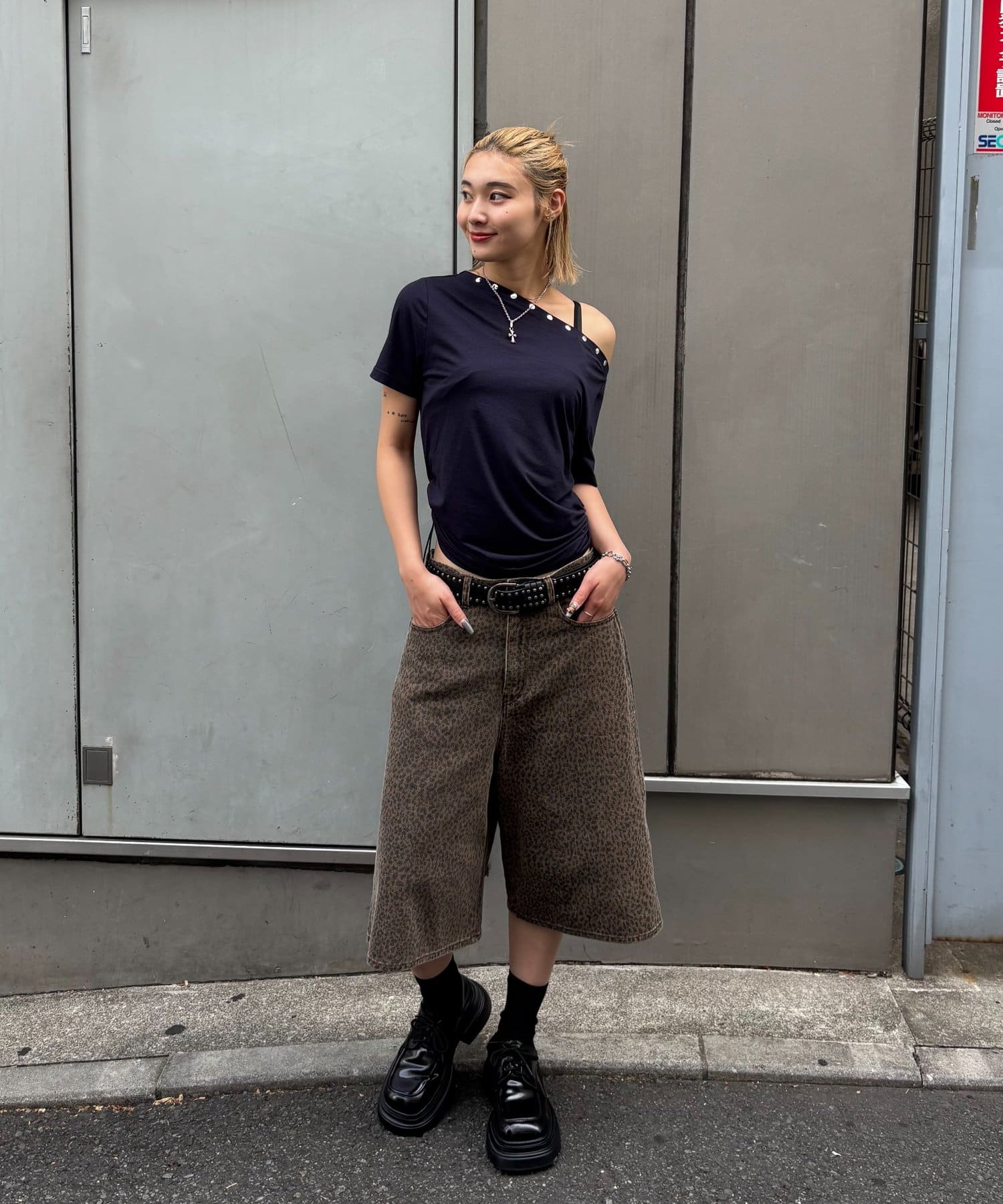 WHO’S WHO gallery(フーズフーギャラリー) ワンオフショルスタッズドロストTEE