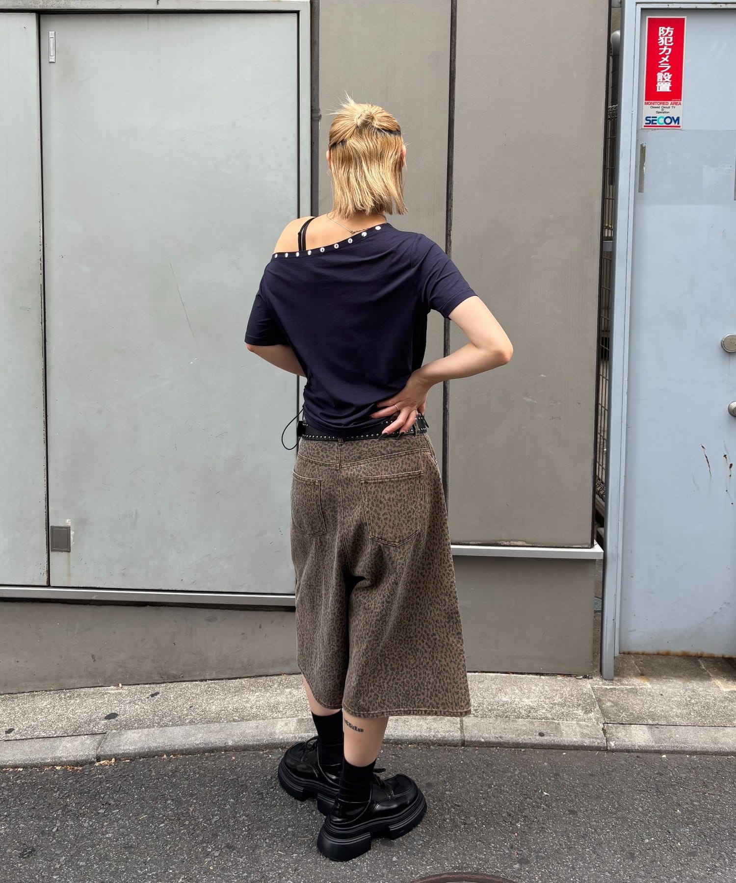 WHO’S WHO gallery(フーズフーギャラリー) ワンオフショルスタッズドロストTEE