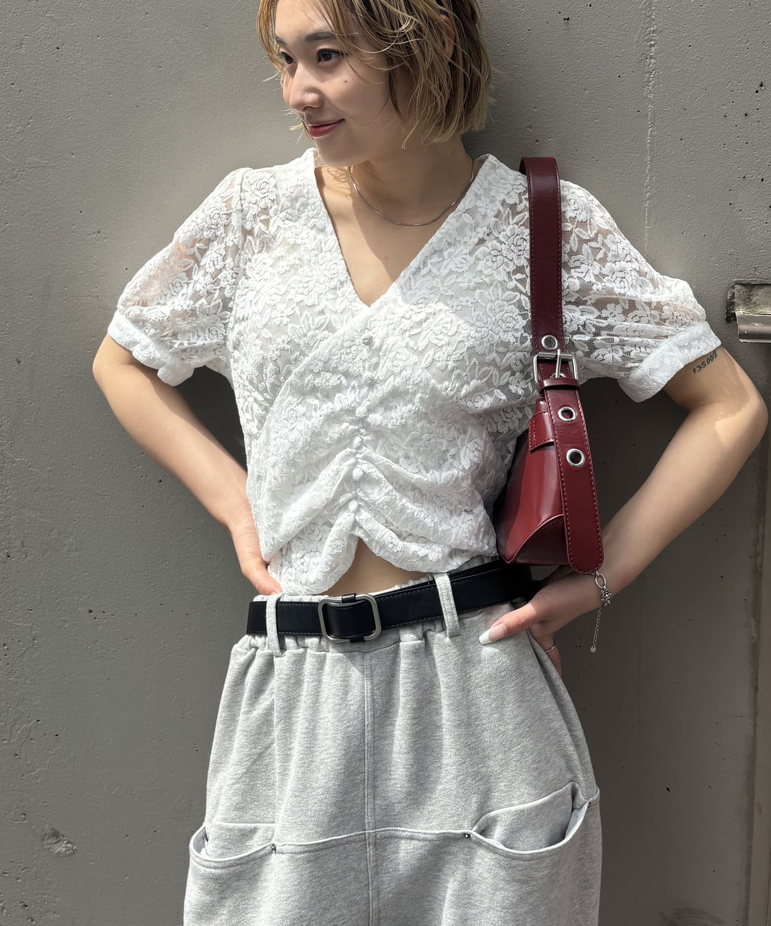 レースが涼しげを演出。2WAYで着れるVネックブラウス。■デザイン・Vネックデザインでデコルテが見えることで、首回りがスッキリと見えるブラウス。・前後2WAYで着れて、コーデや気分に合わせて着て頂けま