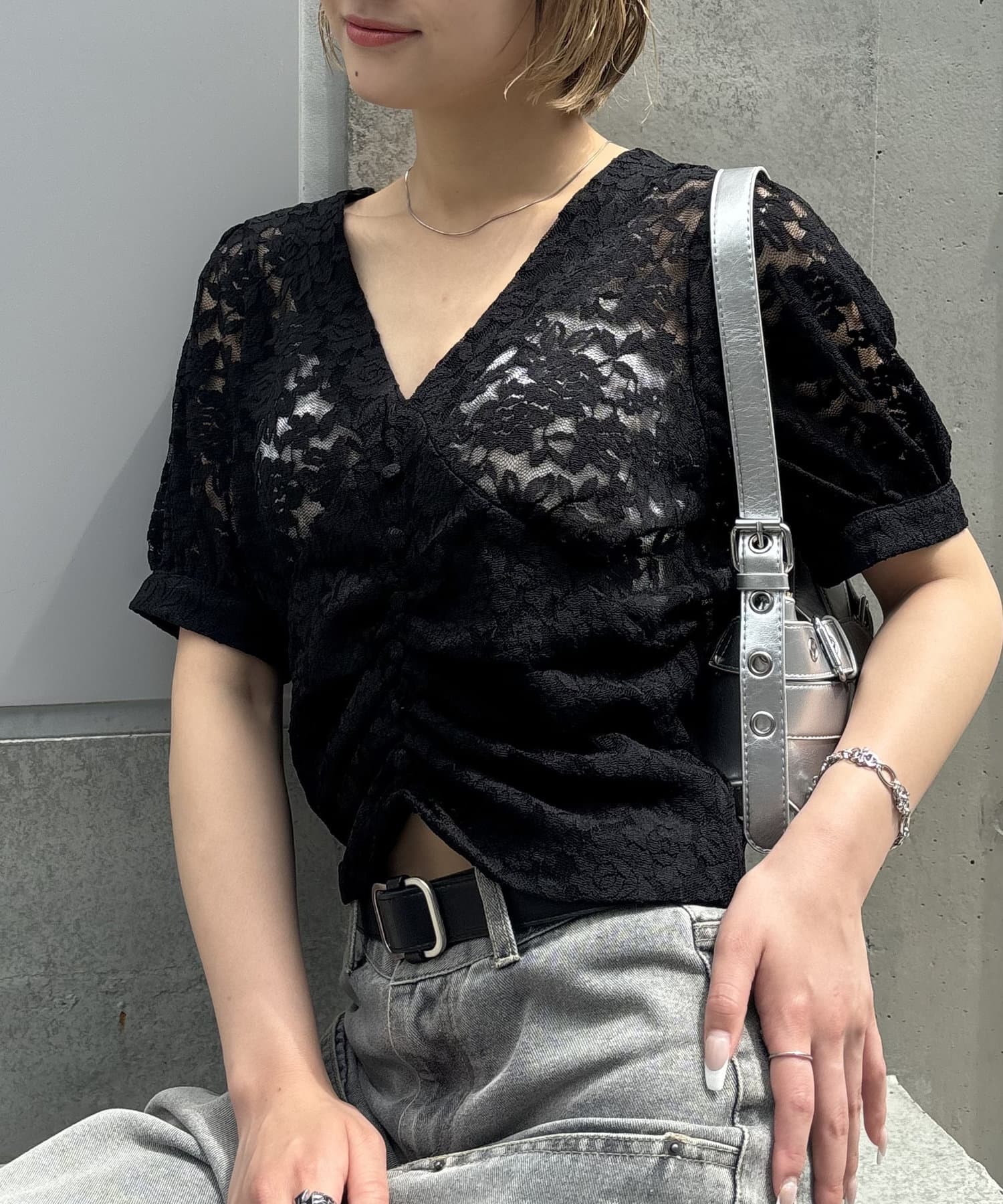 レースが涼しげを演出。2WAYで着れるVネックブラウス。■デザイン・Vネックデザインでデコルテが見えることで、首回りがスッキリと見えるブラウス。・前後2WAYで着れて、コーデや気分に合わせて着て頂けま