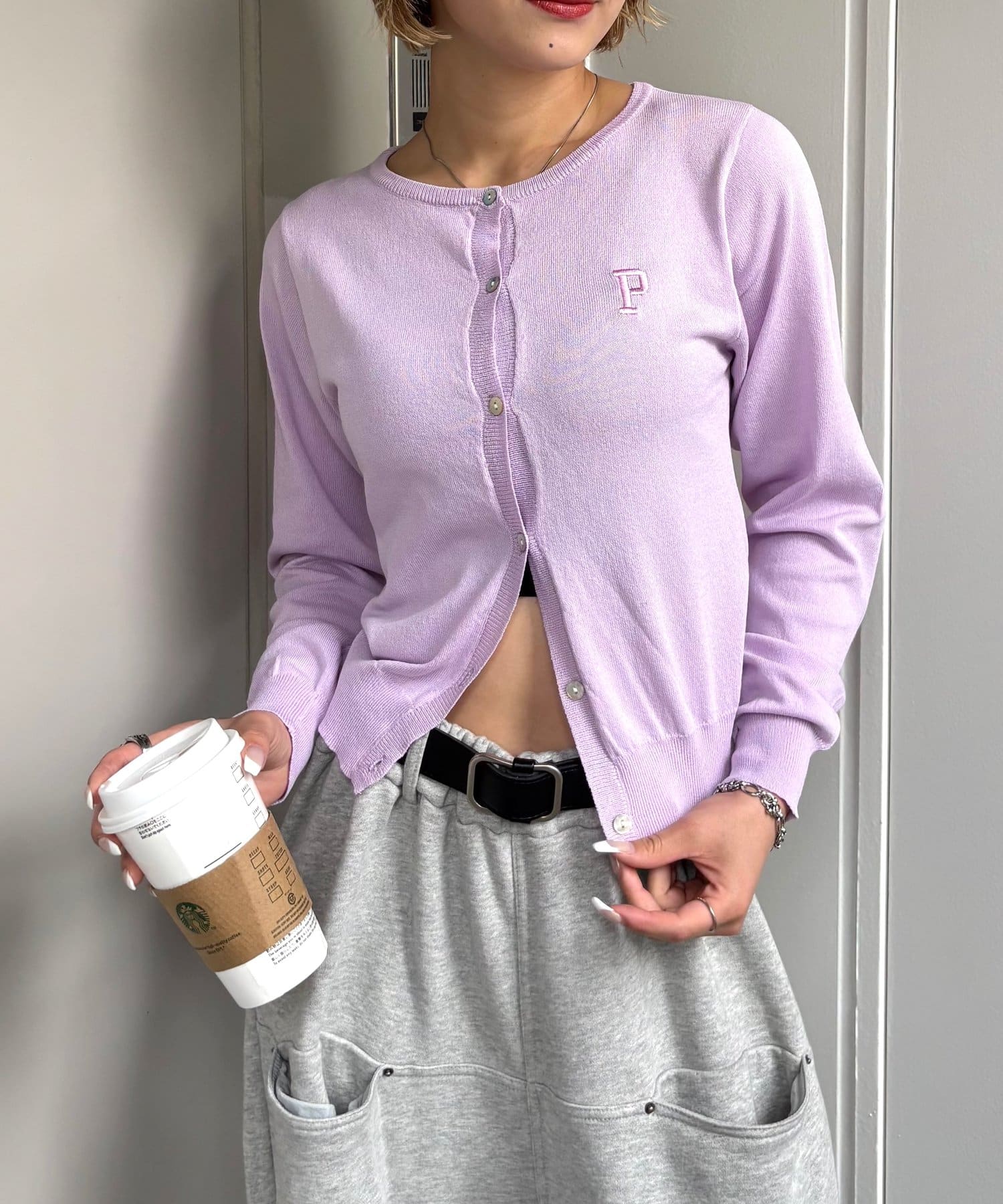 ワンポイントロゴがポイントのベーシックなクルーカーディガン。■デザイン・胸元にPのワンポイントロゴが入ったクルーカーディガン。・短すぎず長すぎないジャスト丈なので、着やすくスタイルアップして見えます。