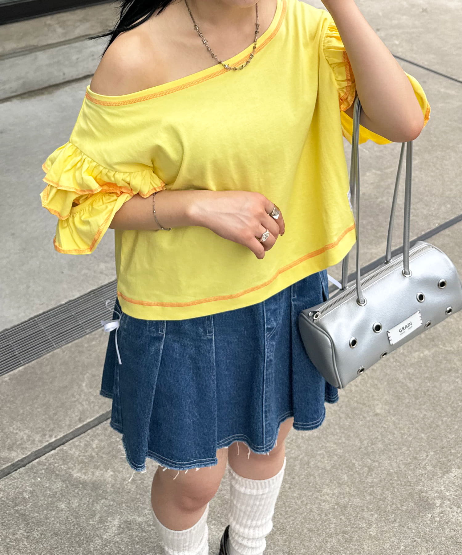 "フリル×カットアウト"が他にはないデザインカットソー▼ポイント前回人気だったスウェットがカットソーにバージョンアップして登場。トレンドのカットアウトで、程よい肌見せが叶います。ボ