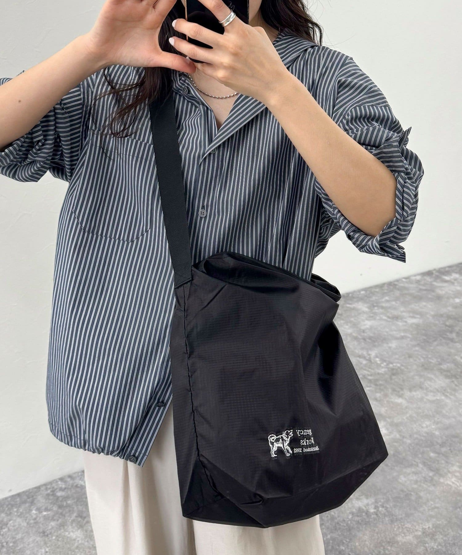 ◇Regency works◇【2025 SS】使い勝手の良さが魅力的なナイロンメッセンジャーバッグ●point・デイリーに使いやすいナイロンメッセンジャーバッグです・刺繍されたブランドロゴが映えるシ