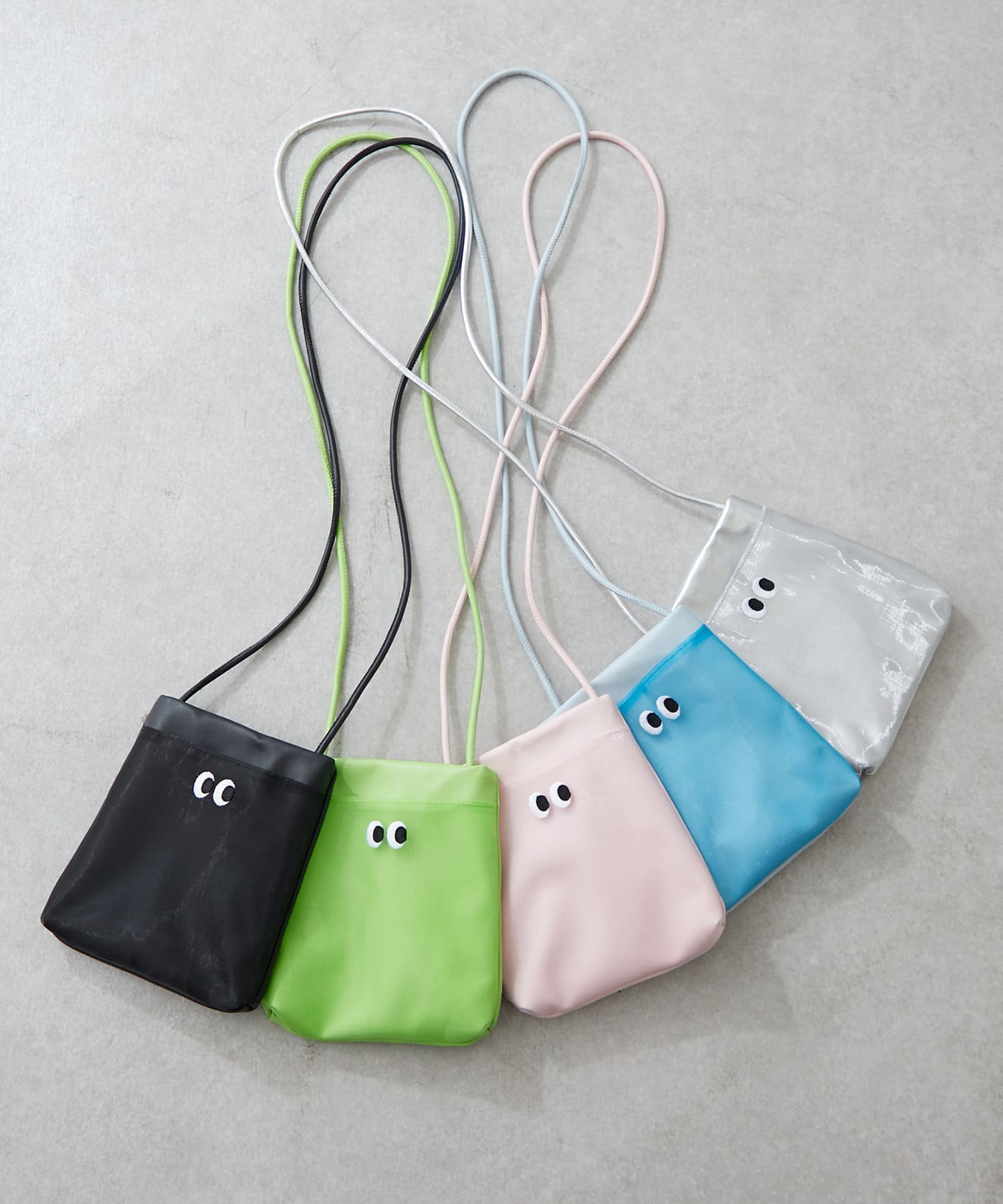 OUTLET WEB限定アイテム■POINT・カラフルなカラー展開とモンスター風な目の刺繍デザインが目を惹くポシェット・ショルダー紐は内側で結ぶと長さ調節ができます◎・内ポケットありなので細かな小物の