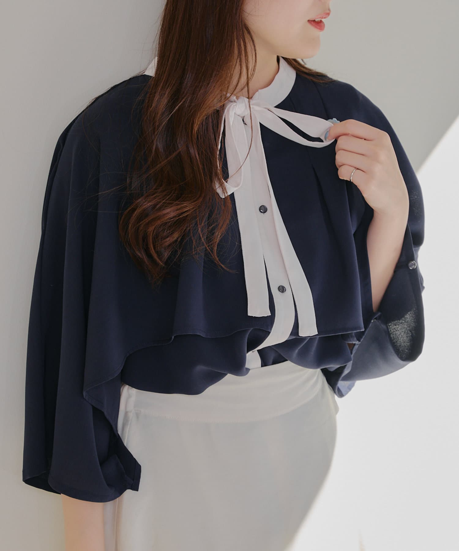 【ANOTHER BRANCH OLIVE des OLIVE】トレンドのケープデザインで旬な着こなしになるブラウス！■Design・配色デザインとリボンがポイントのブラウス。・胸元のリボンが華やかな