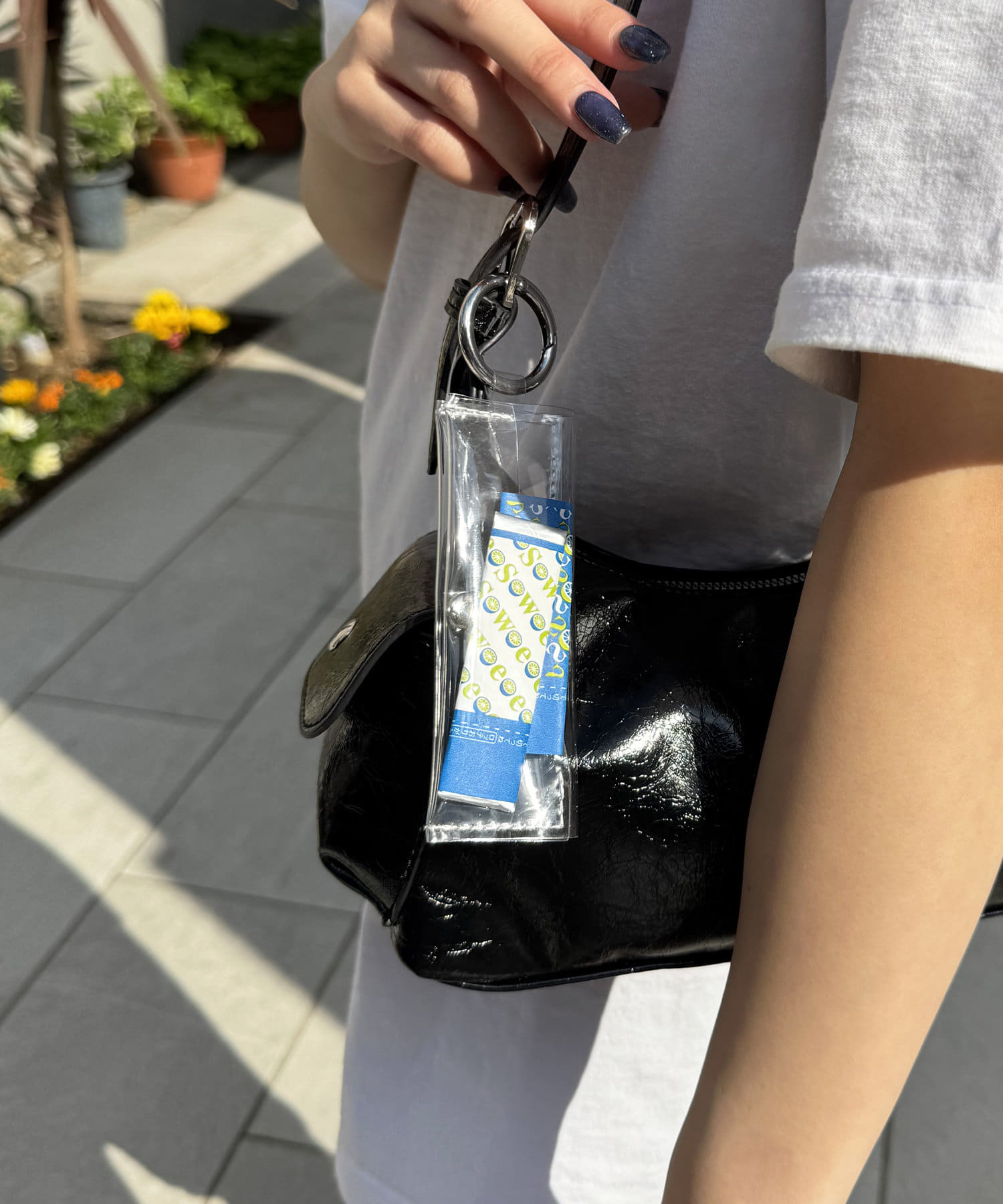 クリア素材が涼しげのクリアポーチが新登場！推しの担当カラーなどに合わせて選べる全6色展開◎カラビナが付いているので、バッグやベルトループに簡単に取り付けられます。推し活だけでなくデイリーにもお使いいた