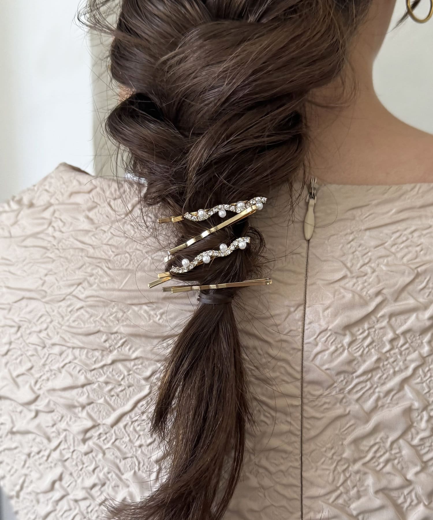 簡単にヘアアレンジが楽しめるアイテム結婚式や二次会などのオケージョンシーンはもちろんデイリーコーデにも◎ビジューが上品さを演出してくれます。ボブやミディアム、ロングなどどんなヘアスタイルにもお使いいた