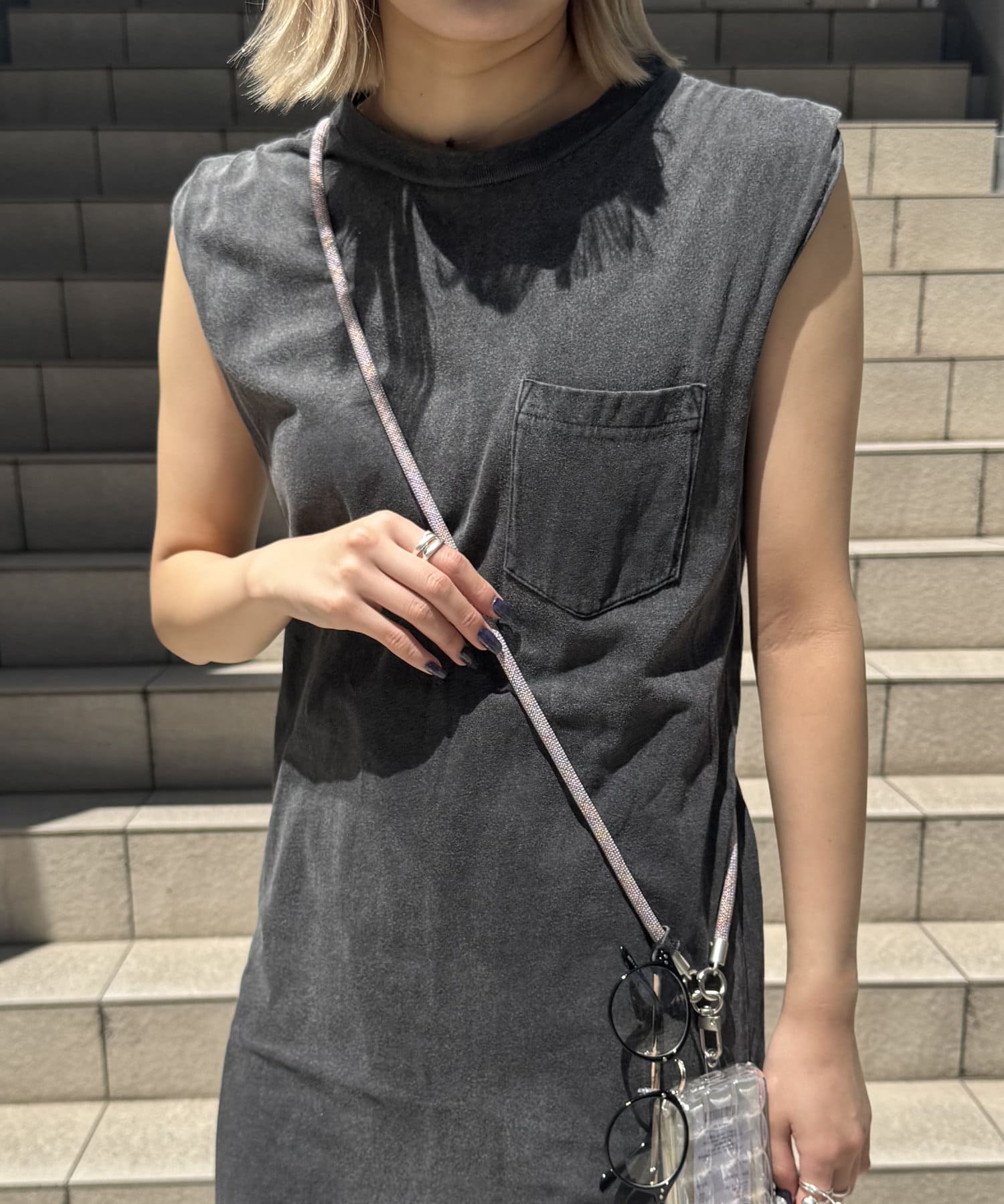 シンプルでコーデに合わせやすいマルチショルダーが登場手元が空くのでお散歩やお出かけにぴったりのアイテム。スマホとケースの間にシートを挟むだけの全機種対応◎スマホだけでなく、ポーチやめがねなどを付けても