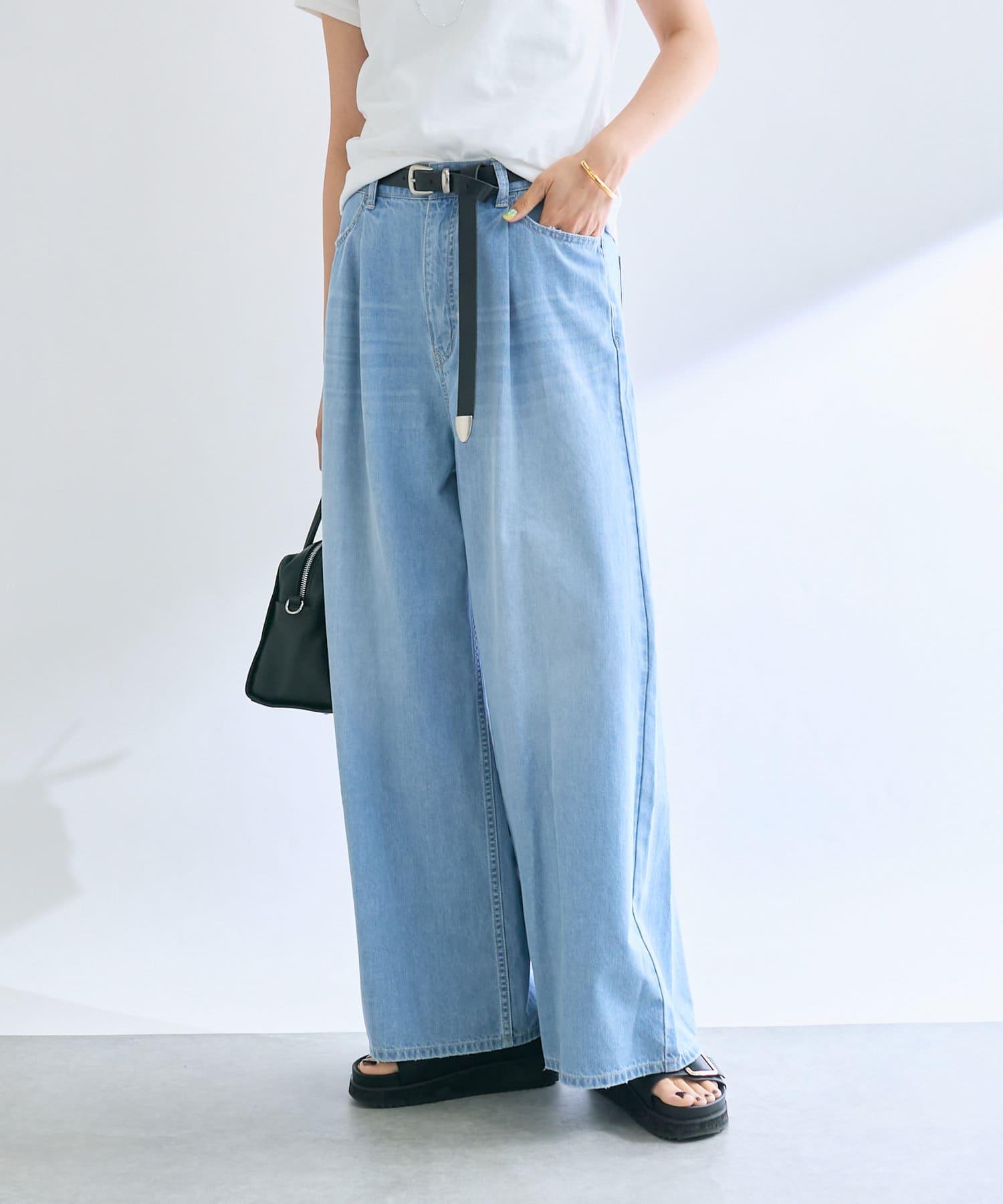 ワイドシルエットでリラックス感あるアイテム●デザインワイドシルエットで落ち感があるすっきりとした印象のデニム。タック入りのデザインで、ヒップ周りもゆったりめの作りになっています。ウエスト後ろ部分はゴム