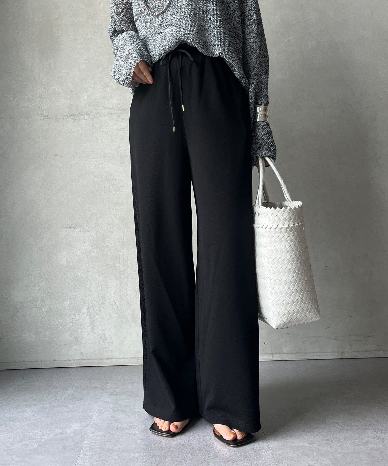 ■2025 SPRING & SUMMER ITEM■WEB限定！サイドラメラインパンツ側面に入ったラメラインが視線を引き、コーデにアクセントをプラス。華やかさもUP!派手すぎず大人っぽい控え