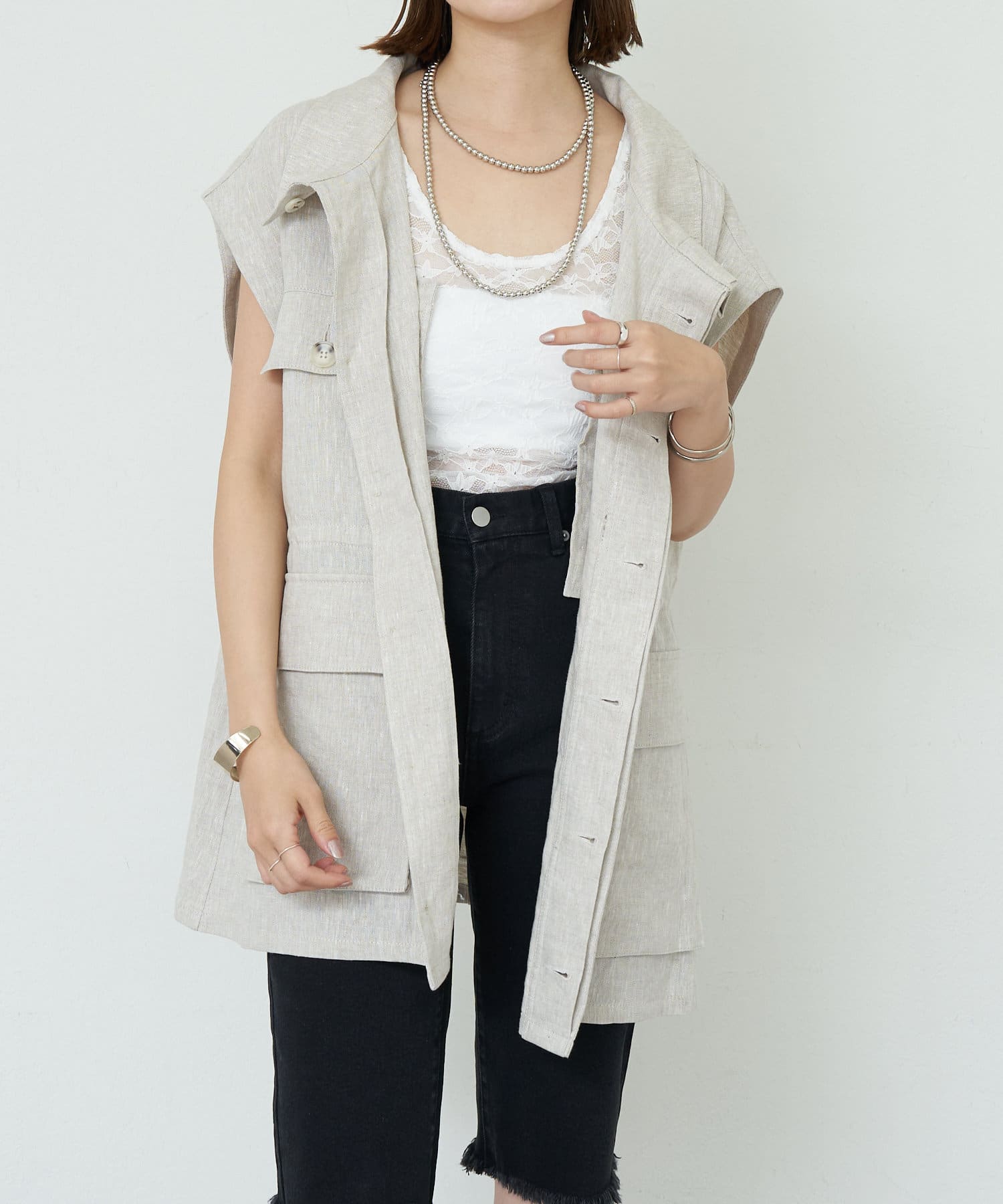 【2025 Spring ＆ Summer Pre Order】SHENRYといえば！なミリタリーアイテム女性らしく着ていただけるようにベストを作りました。リネン素材なので柔らかな印象でパンツやスカー