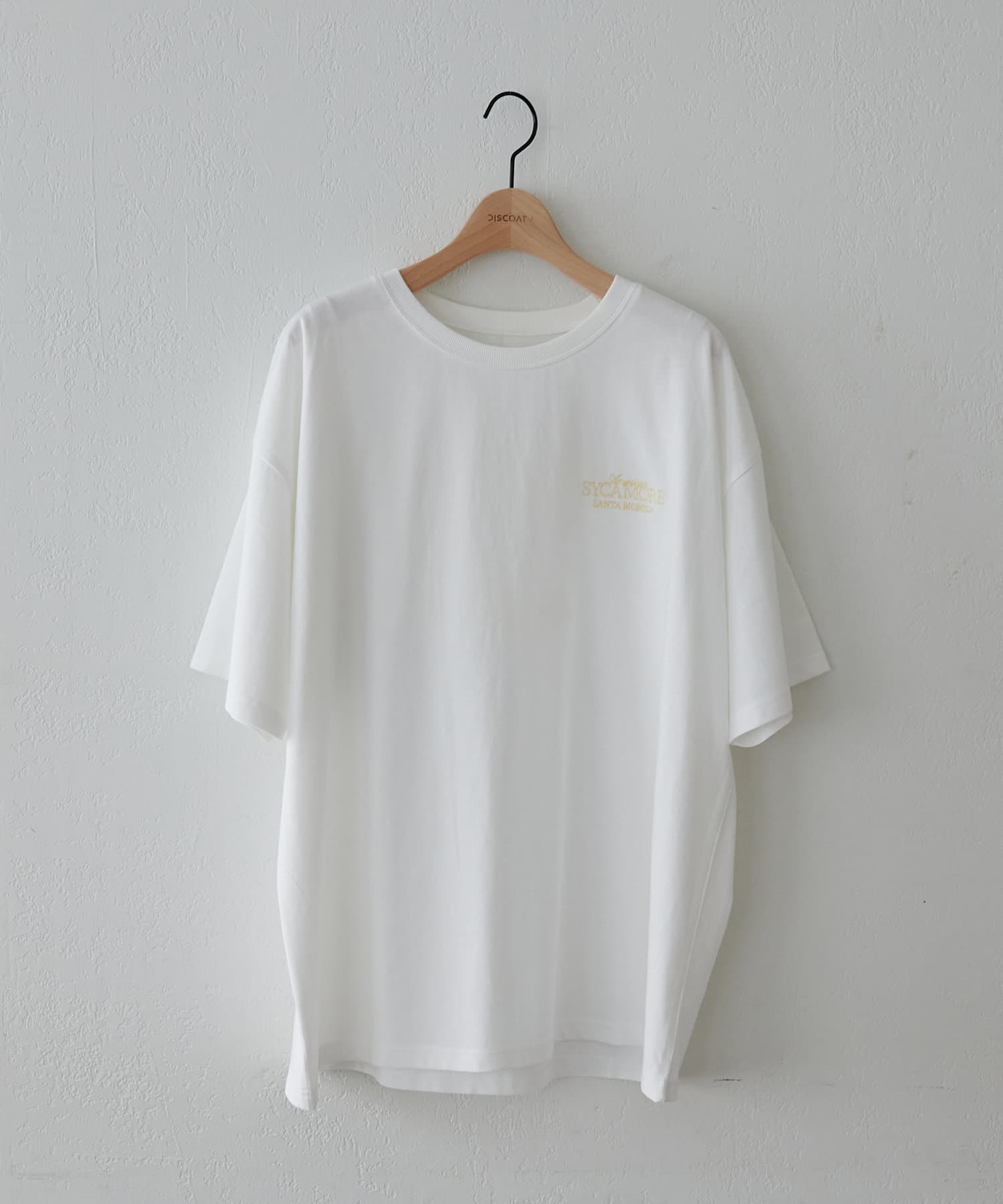 1枚で着映えする、配色刺繍が目を惹くTシャツ！●デザインアクセントになる配色刺繍が目を惹く夏にぴったりなTシャツ！フロントはあえてシンプルに、バックスタイルにロゴ刺繍で遊び心をプラス。洗練されたフォン