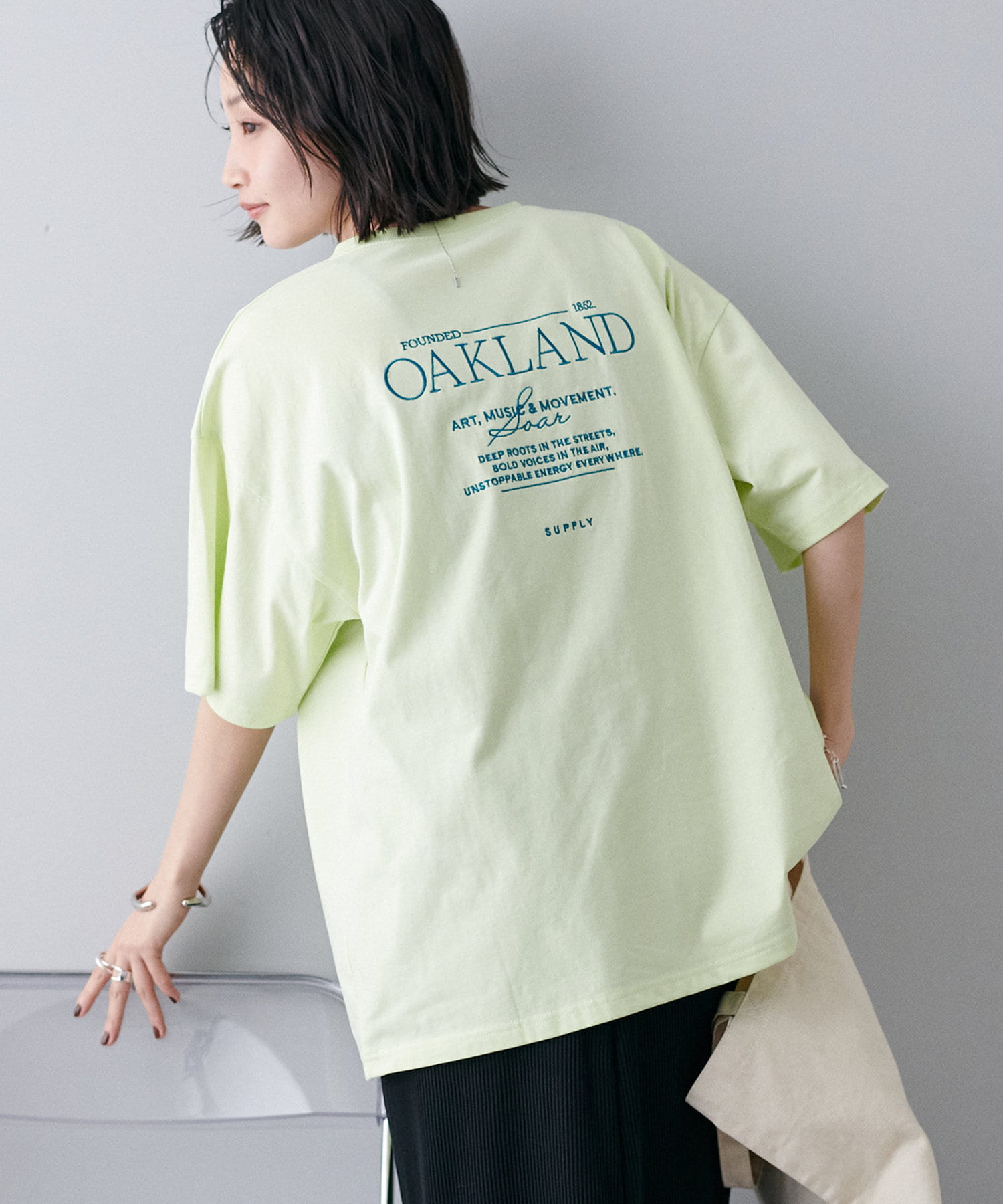 1枚で着映えする、配色刺繍が目を惹くTシャツ！●デザインアクセントになる配色刺繍が目を惹く夏にぴったりなTシャツ！フロントはあえてシンプルに、バックスタイルにロゴ刺繍で遊び心をプラス。洗練されたフォン