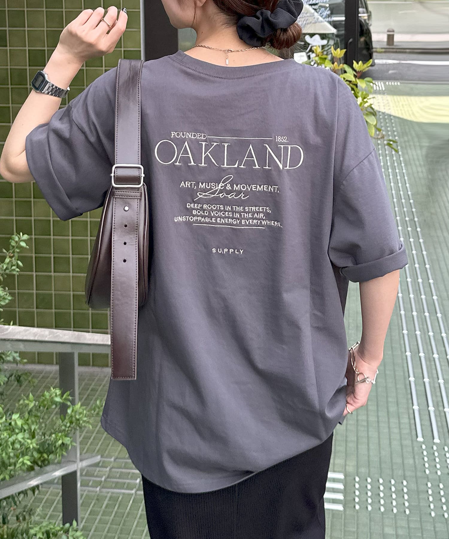 1枚で着映えする、配色刺繍が目を惹くTシャツ！●デザインアクセントになる配色刺繍が目を惹く夏にぴったりなTシャツ！フロントはあえてシンプルに、バックスタイルにロゴ刺繍で遊び心をプラス。洗練されたフォン