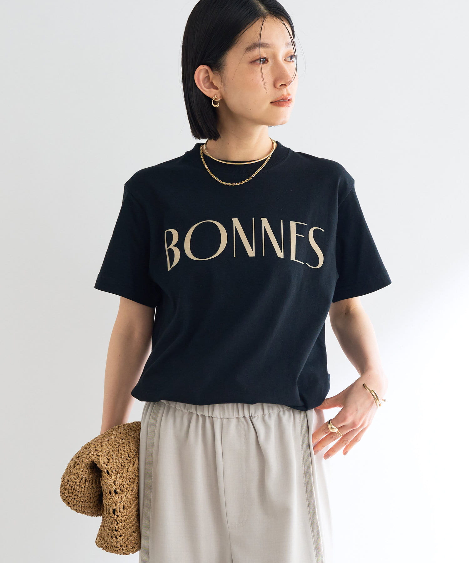シックなフロッキーロゴがポイント商品ポイント・シックなロゴとカラーで大人カジュアルな印象。・コンパクトなシルエットで程よい余裕が上半身をスッキリ見せてくれます。・しっかり目の生地感なのに肌触りは柔らか
