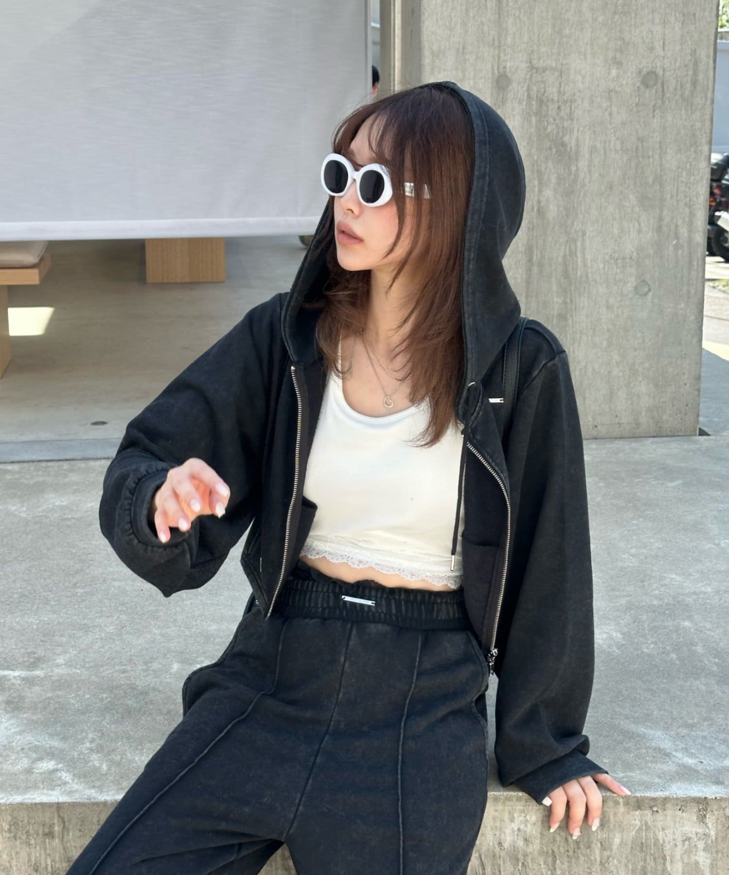 ダブルジップでお好みの開き具合に調節が可能◎ー 商品コメント ー・軽やかで柔らかい生地を使用。・着るだけでスタイルアップを叶えてくれるショート丈が魅力のダブルジップパーカー。ー スタイリングポイント 