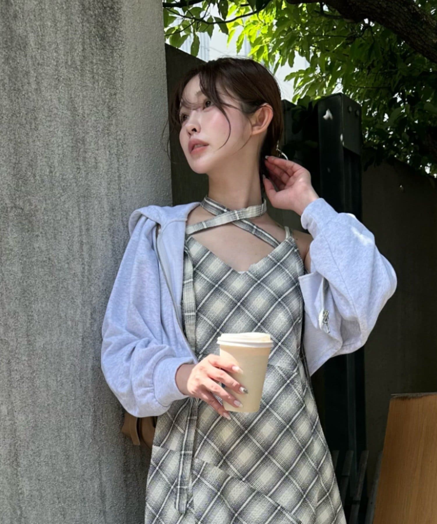 ダブルジップでお好みの開き具合に調節が可能◎ー 商品コメント ー・軽やかで柔らかい生地を使用。・着るだけでスタイルアップを叶えてくれるショート丈が魅力のダブルジップパーカー。ー スタイリングポイント 