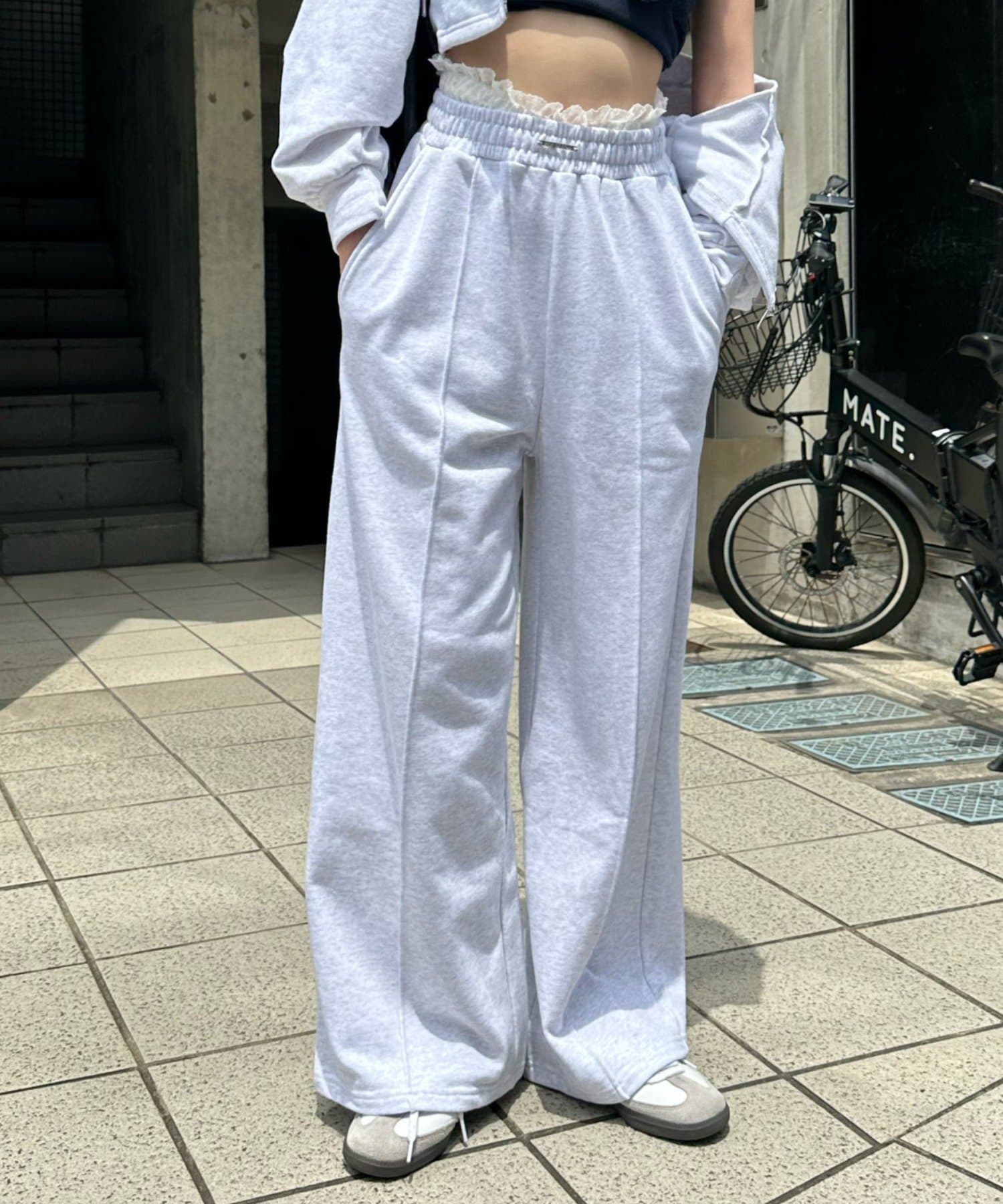 ウエスト部分のレイヤードがワンポイントになるスウェットパンツが登場。ー 商品コメント ー・ウエストのレースがポイントのレイヤードスウェットパンツ。・総ゴム仕様でストレスフリーな履き心地。・レースパンツ