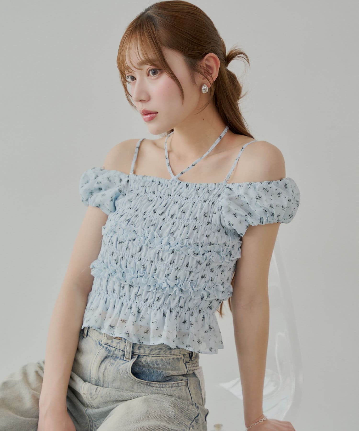 繊細な小花柄が魅力のブラウス登場！▶商品ポイント・肩を落として着こなすことで、デコルテラインを美しく魅せ、女性らしい雰囲気をアップしてくれます。・胸元のリボンをほどいて首の後ろで結んでも可愛くておすす