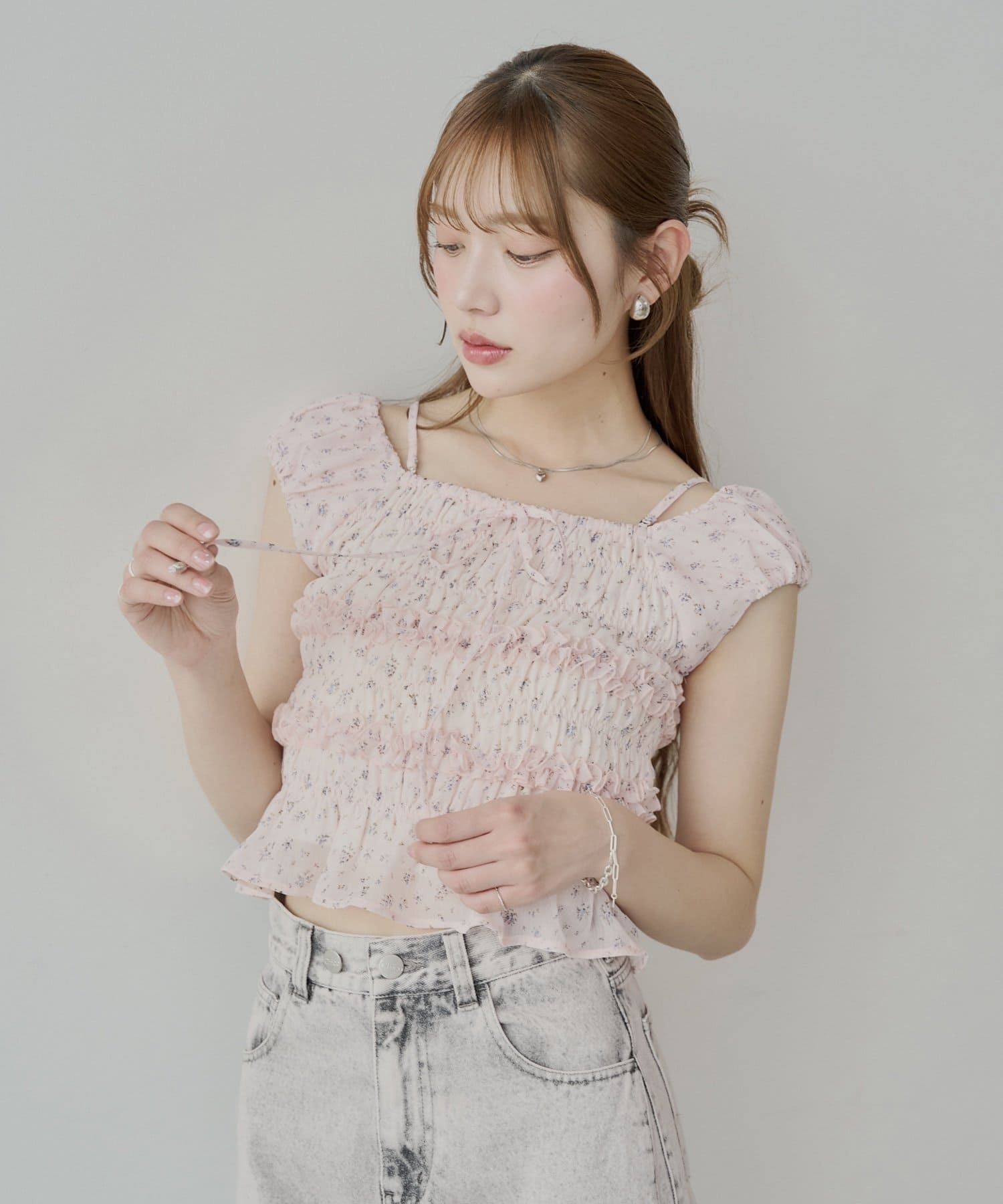 繊細な小花柄が魅力のブラウス登場！▶商品ポイント・肩を落として着こなすことで、デコルテラインを美しく魅せ、女性らしい雰囲気をアップしてくれます。・胸元のリボンをほどいて首の後ろで結んでも可愛くておすす