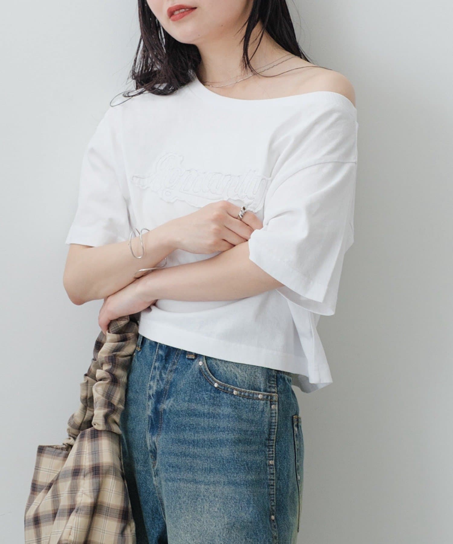 刺繍ロゴがアクセントのオフショルTEE※SとLの着丈の差は16cmです。(詳しくはサイズ詳細をご覧ください)■デザイン程よくゆったりとしたシルエットと、広めのネックラインが抜け感を演出。ショートとロン