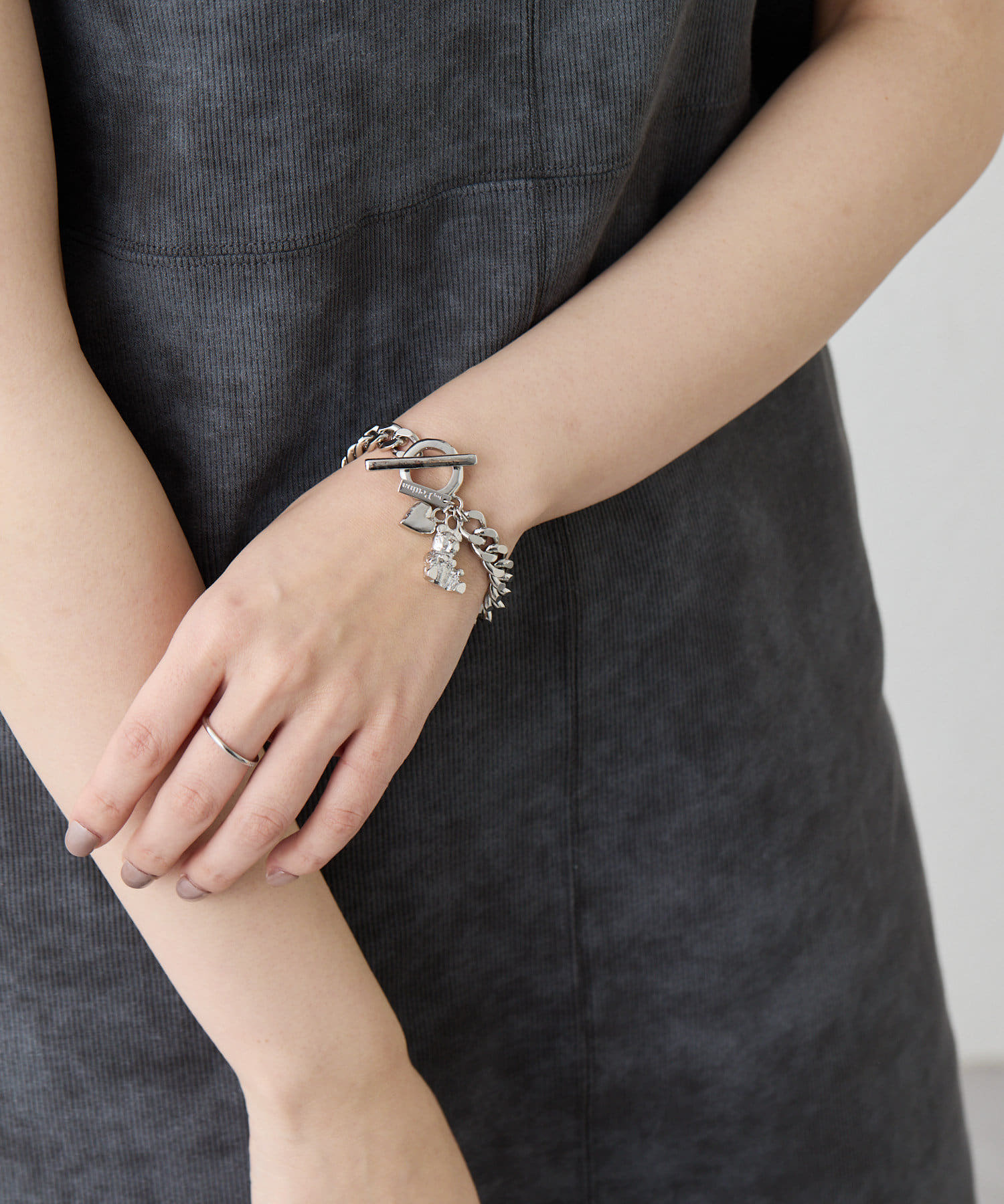 ear PAPILLONNER(イア パピヨネ) 【beq Pettina(ベック ペティーナ)】TOYチャーム付きマンテルブレスレット