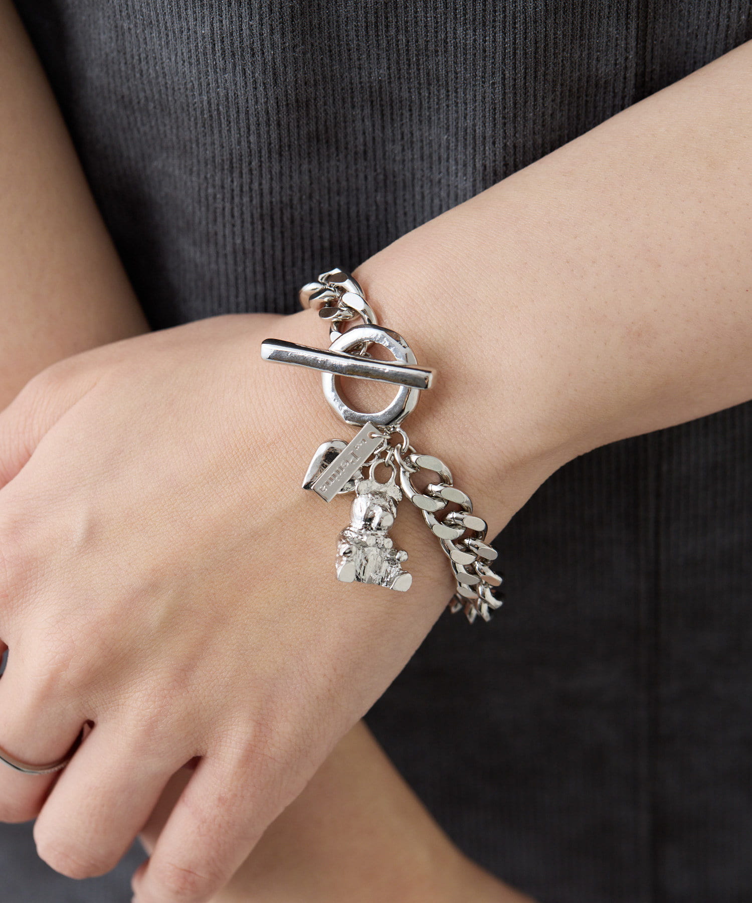 ear PAPILLONNER(イア パピヨネ) 【beq Pettina(ベック ペティーナ)】TOYチャーム付きマンテルブレスレット