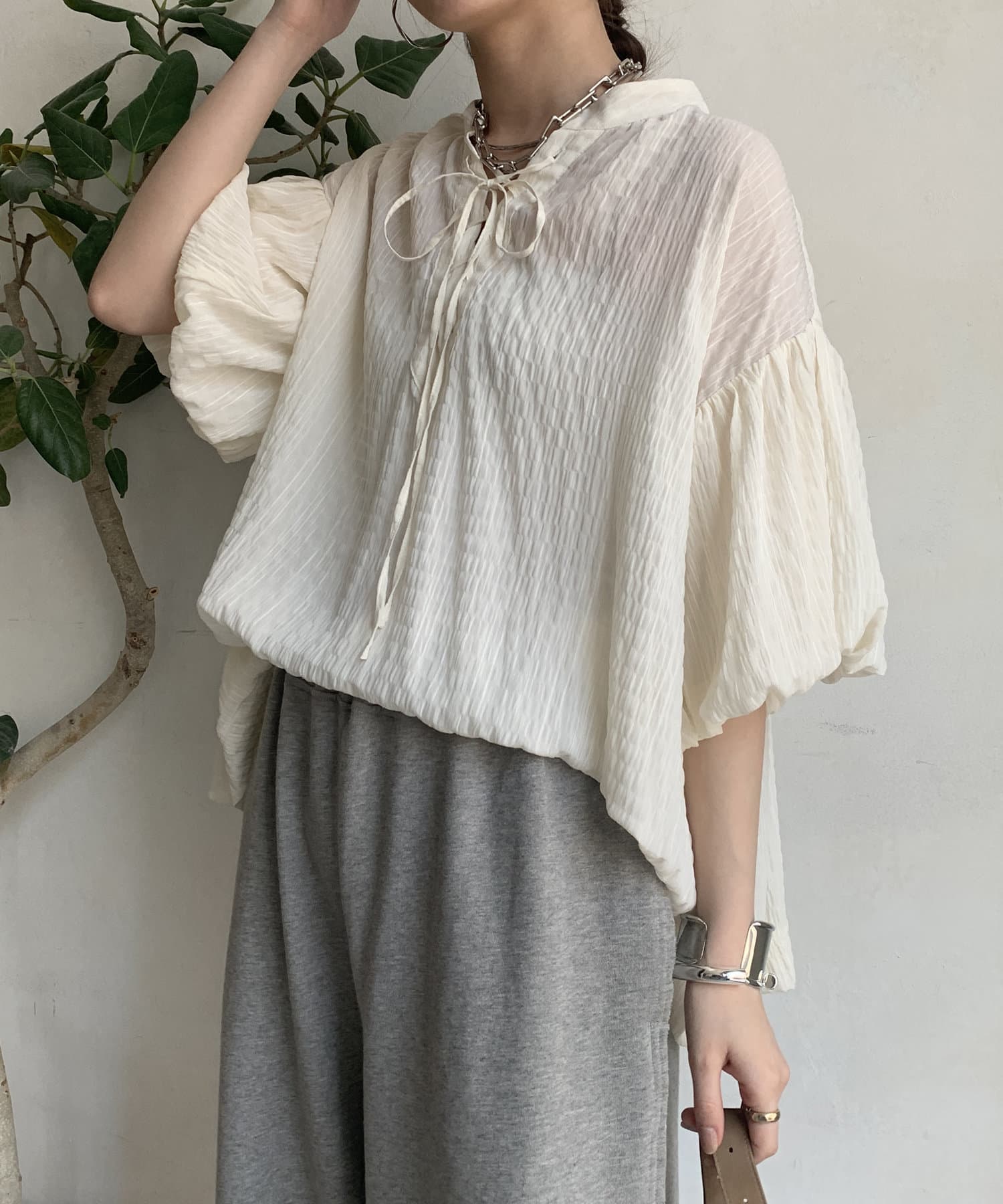 ■2025 SPRING & SUMMER ITEM■WEB限定!着こなしの幅が広がる、前後2WAYレースアップブラウス！レースアップをフロントにしても、バックにしても着用可能なデザイン。その