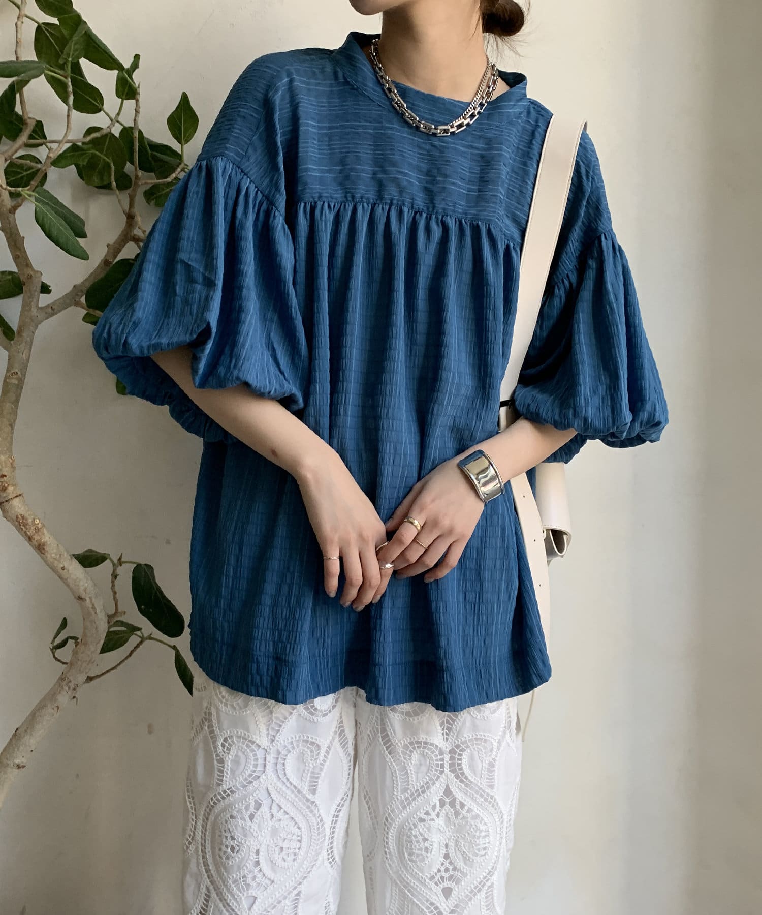 ■2025 SPRING & SUMMER ITEM■WEB限定!着こなしの幅が広がる、前後2WAYレースアップブラウス！レースアップをフロントにしても、バックにしても着用可能なデザイン。その