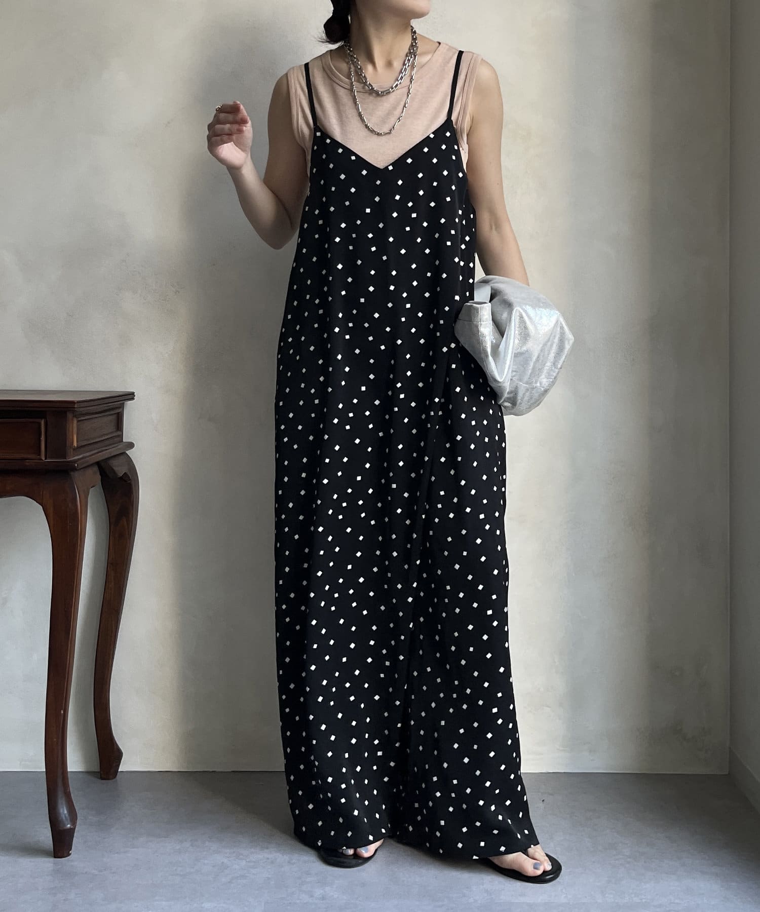 ■2025 SPRING & SUMMER ITEM■WEB限定!フロントのラップデザインがポイントのサロペットすっきりしたシルエットと華奢なストラップが大人カジュアルにぴったりの１枚深めのV