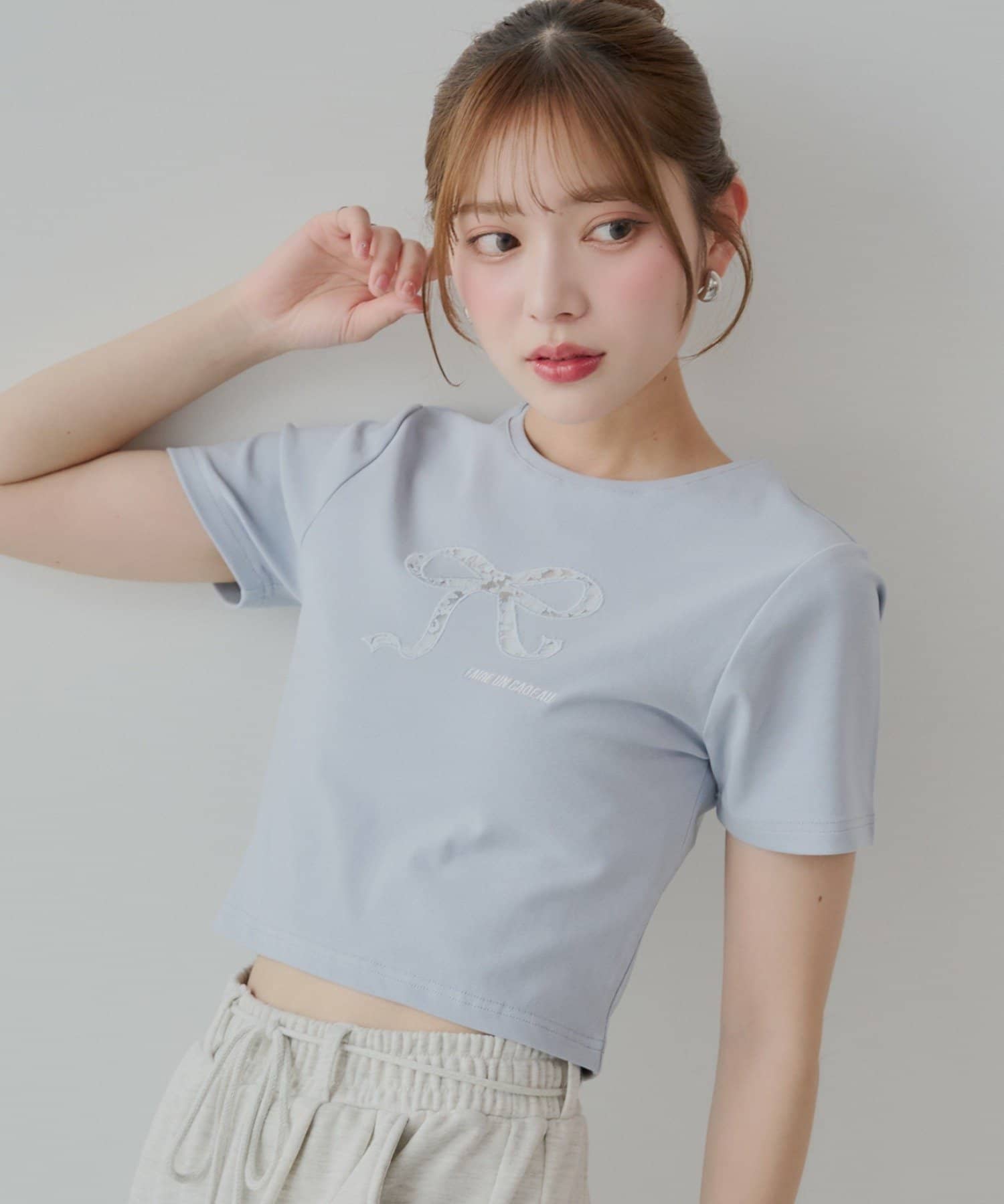 ＼ 昨年の大人気Tシャツがバージョンアップして再登場♡ ／レースリボン刺繍が上品で可愛いチビT※画像はサンプルで撮影しているため、ブラックのみ着丈が1.5cm程短くなります。▶商品ポイント・胸元のレー