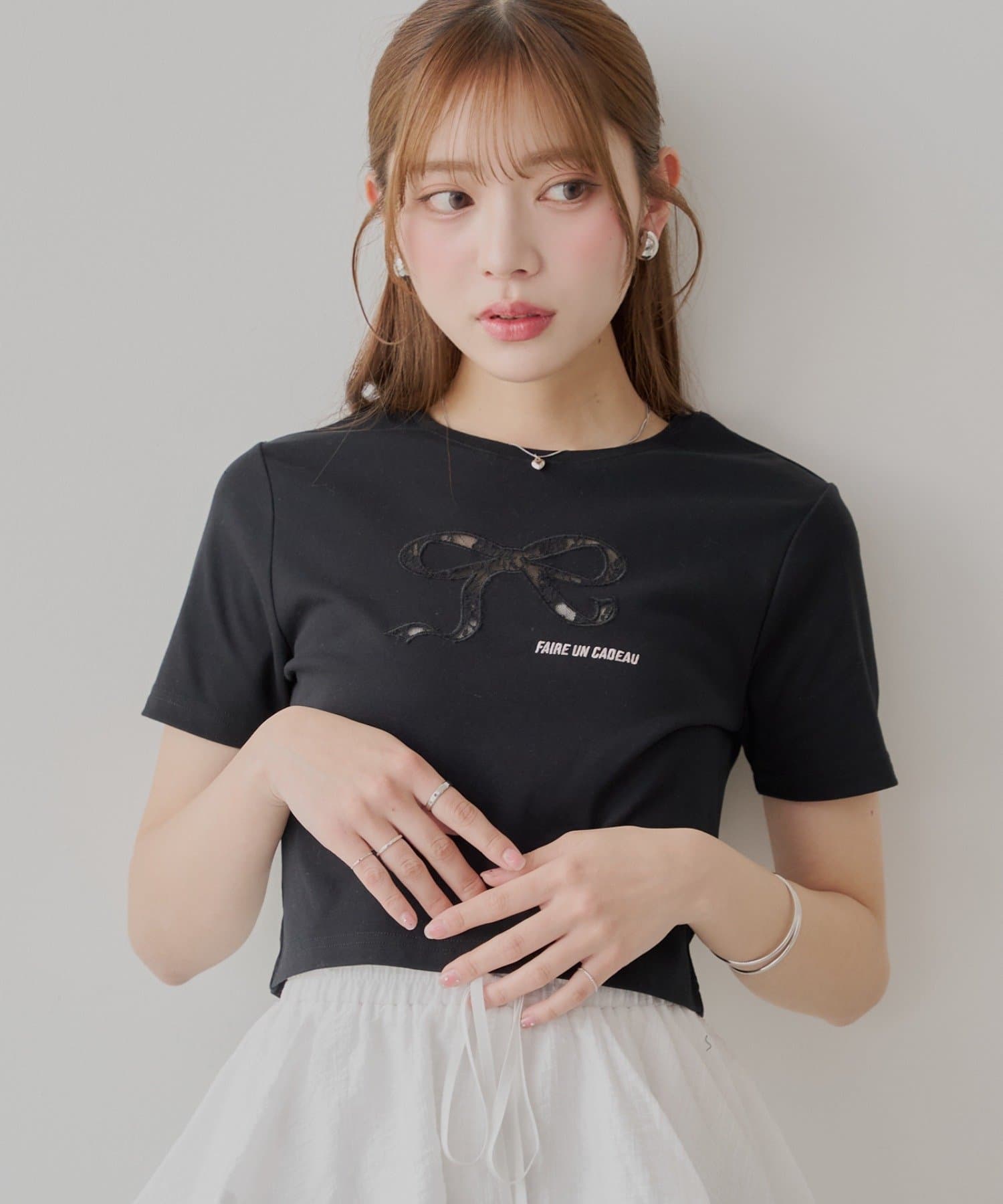 ＼ 昨年の大人気Tシャツがバージョンアップして再登場♡ ／レースリボン刺繍が上品で可愛いチビT※画像はサンプルで撮影しているため、ブラックのみ着丈が1.5cm程短くなります。▶商品ポイント・胸元のレー