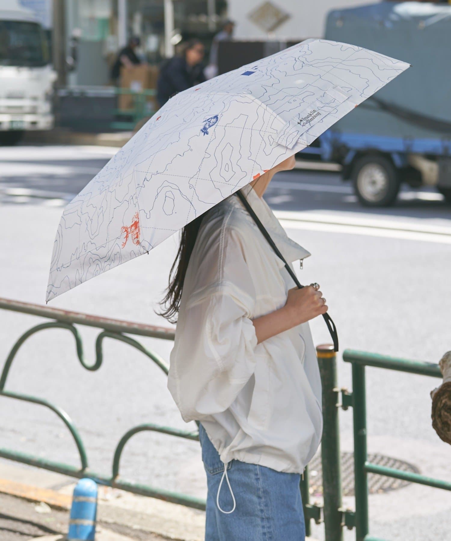 ワンタッチで、快適。どんなシーンでも頼れる自動開閉折りたたみ傘■デザイン忙しい朝や荷物が多いときも、ボタンひとつでパッと開閉！片手で簡単に操作できるから、通勤・通学はもちろん、旅行やアウトドアでも大活