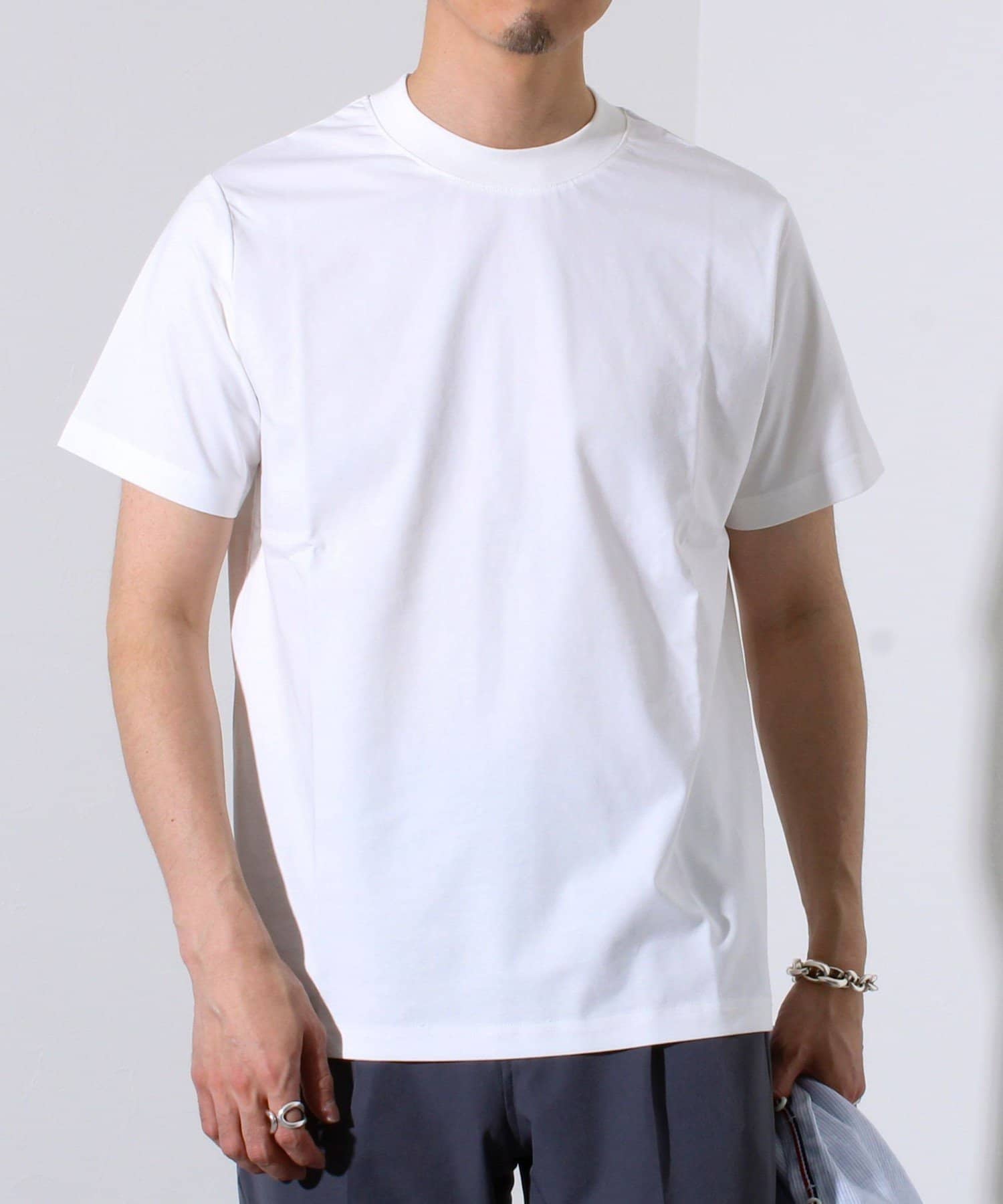 ■ビジネスカジュアルやスマートカジュアルの新定番ビジネススタイル/ビジカジにマッチしたジャケット専用Tシャツ。ジャケット着用の為に計算されたネックデザインやシルエットは、ビジネスシーンにおいて抜群のパ
