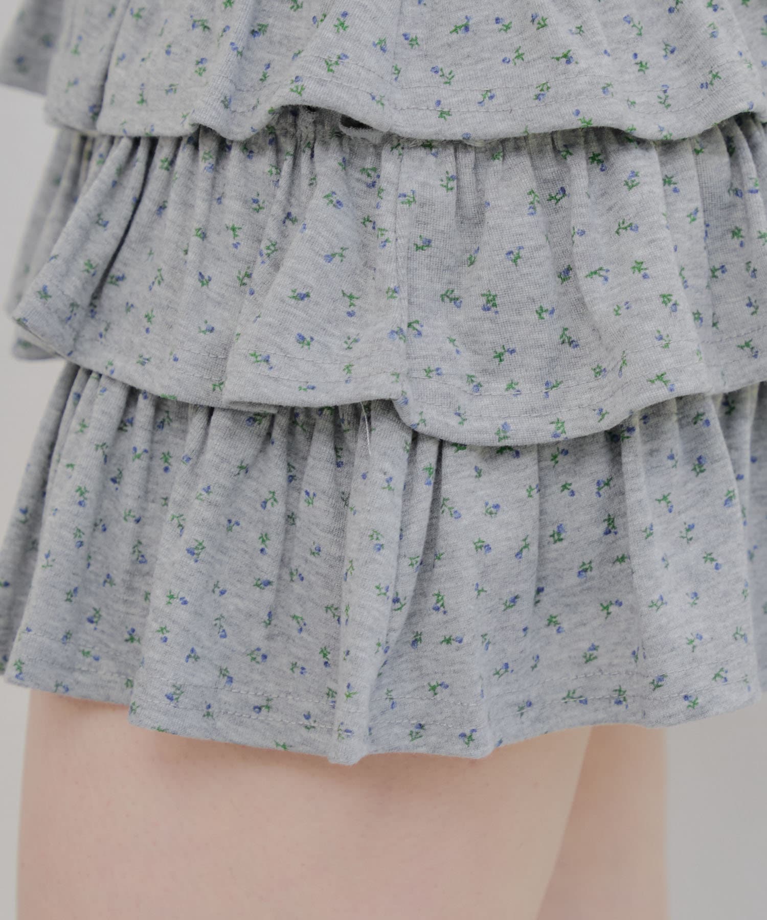 NICE CLAUP / OLIVE des OLIVE OUTLET(ナイスクラップ  / オリーブ デ オリーブ アウトレット) 【RMAF】小花柄カットティアードミニスカート