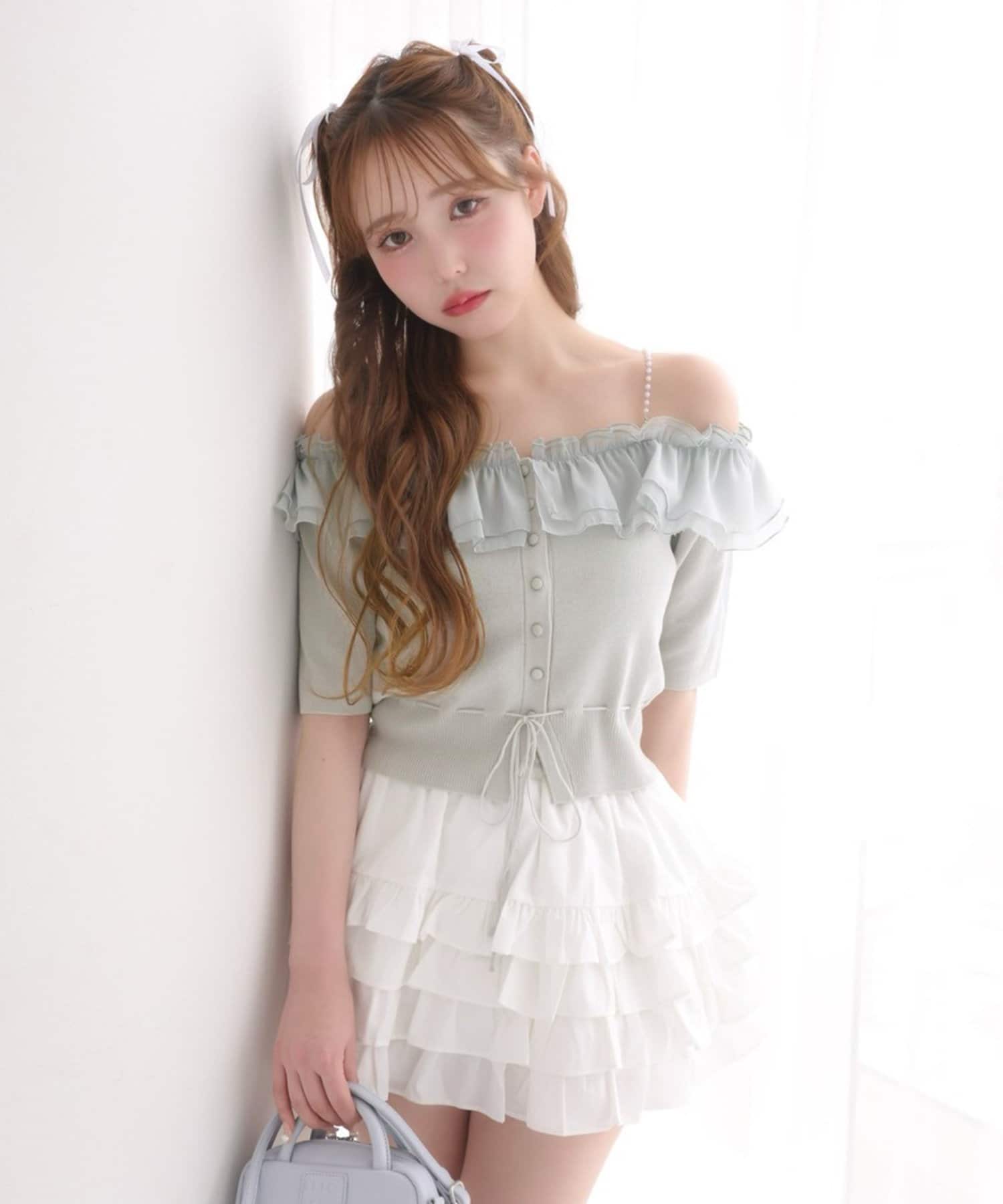 ~NICECLAUP 2025 Early Summer Collection~肩紐にパールをあしらった、大人フェミニンなフリルオフショルニット。デコルテを美しく魅せるオフショルデザインが女性らしさを