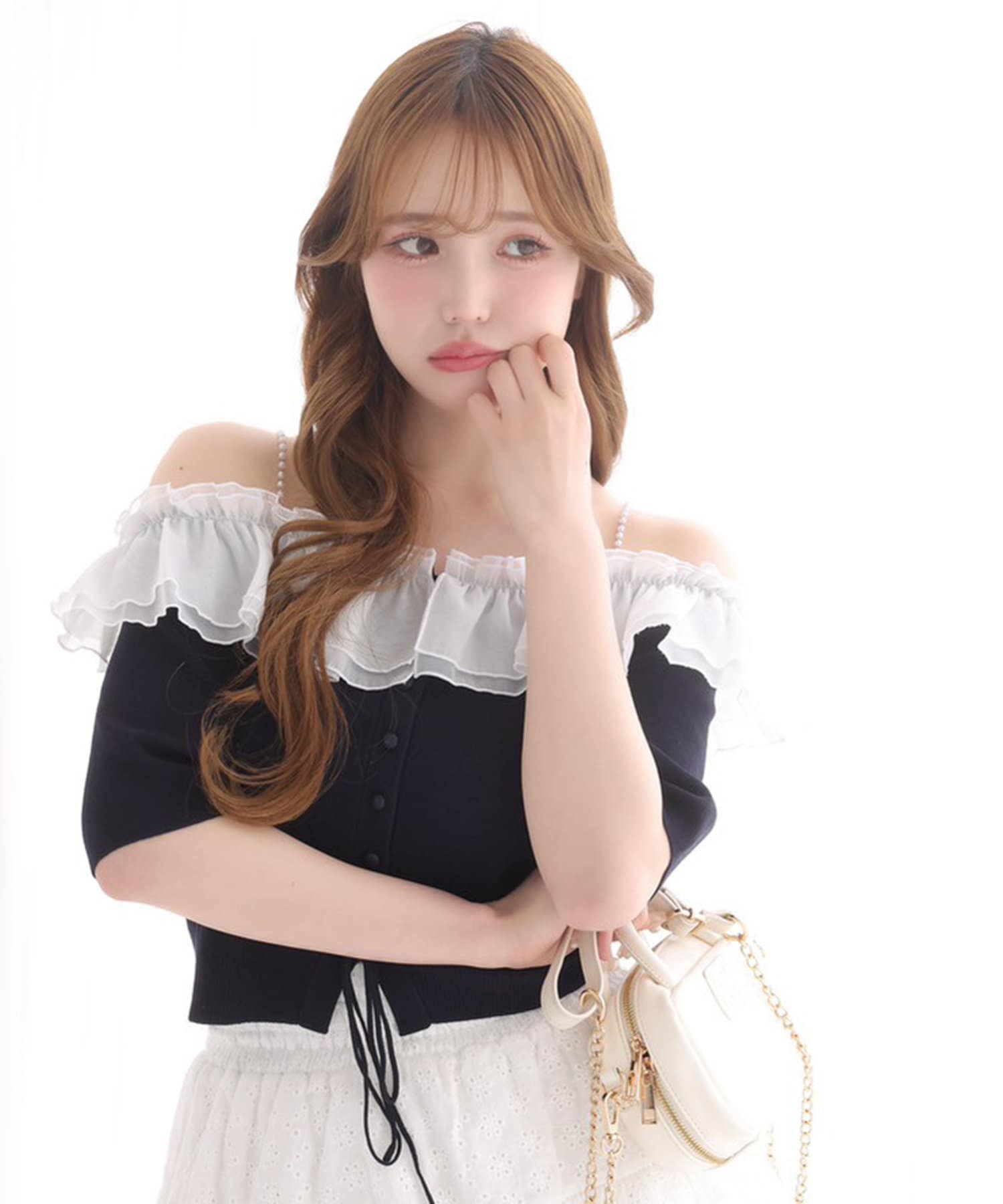 ~NICECLAUP 2025 Early Summer Collection~肩紐にパールをあしらった、大人フェミニンなフリルオフショルニット。デコルテを美しく魅せるオフショルデザインが女性らしさを