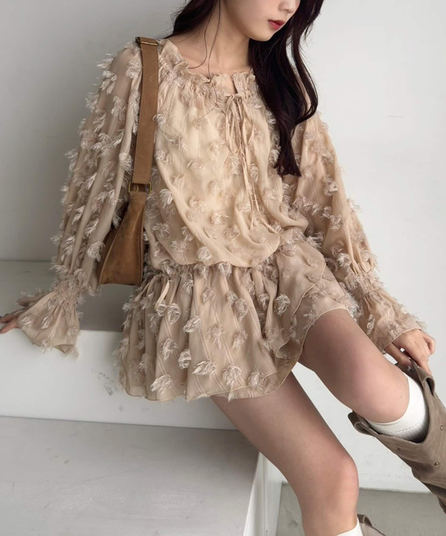 ~NICECLAUP 2025 early Spring Collection~たっぷりとしたボリューム袖が着映える、前後2WAYで着られるブラウス袖口はシャーリングゴムになっており、袖まくりもしやす