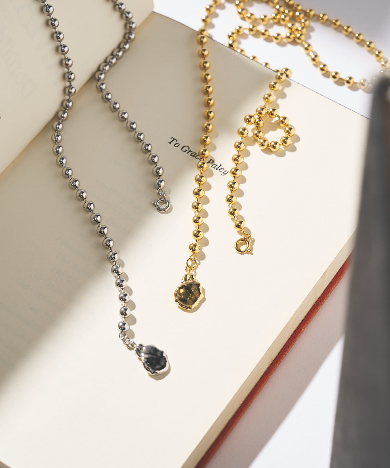 【商品ポイント】・丸いフォルムがかわいいトップのチェーンネックレス。・シンプルなデザインなので幅広いスタイルに合わせられます。・スタイリングのアクセントにおすすめ。【素材】真鍮・合金【骨格タイプ】骨格