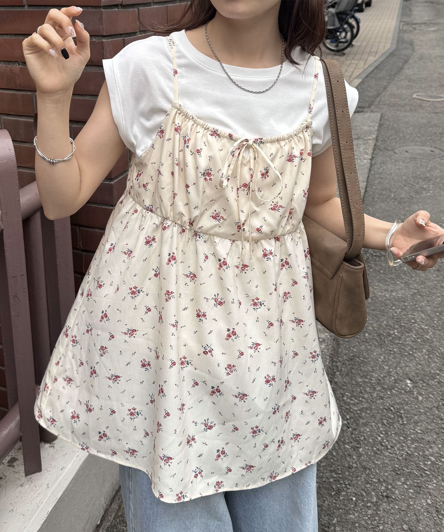 甘めにもカジュアルにも使える小花柄チュニック●デザイントレンドのガーリースタイルに欠かせない小花柄アイテム。胸元のリボンデザインで、華やかさをプラス。胸下にはギャザーが入っているので、メリハリがつきス
