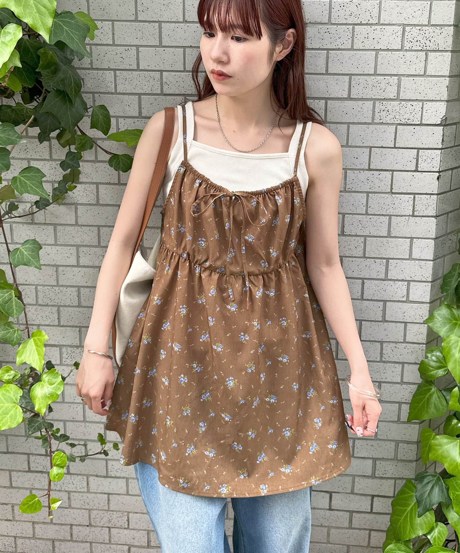 甘めにもカジュアルにも使える小花柄チュニック●デザイントレンドのガーリースタイルに欠かせない小花柄アイテム。胸元のリボンデザインで、華やかさをプラス。胸下にはギャザーが入っているので、メリハリがつきス
