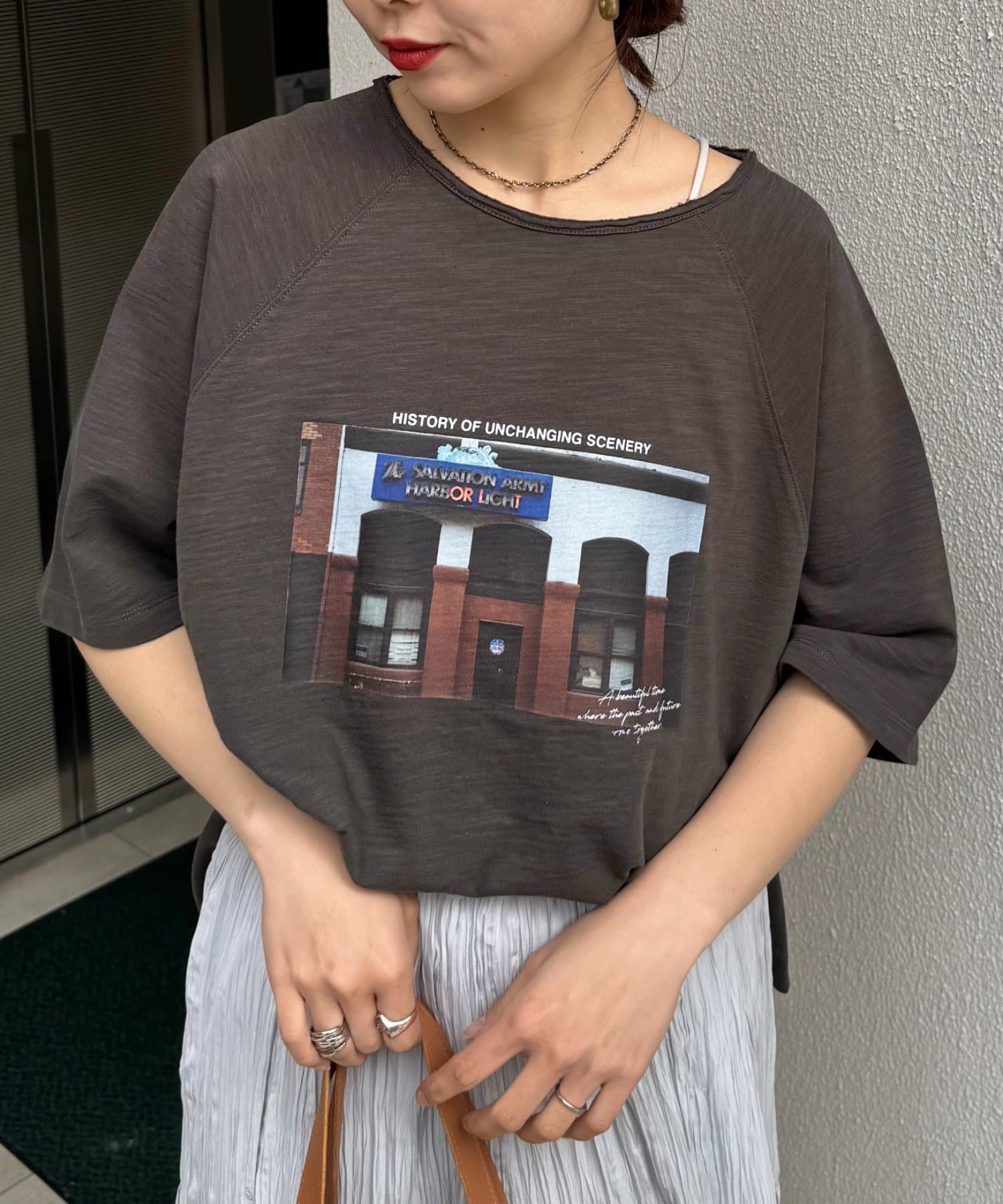 オーバーサイズで華奢見え♡フォトプリントがおしゃれ見えするプチプラTEE■デザイン大きく入ったプリントが魅力のフォトTEEが今年も登場！カットオフデザインの首元で、顔まわりがスッキリするのも嬉しいポイ