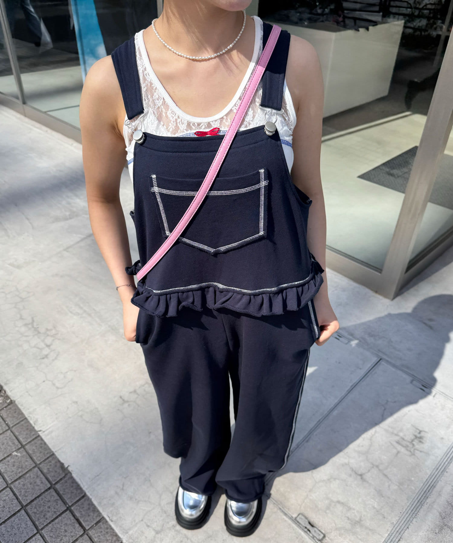 ゆるっと可愛い毎日着たいスウェットサロペット▼ポイントカジュアルなスウェット素材に、さりげないフリルと配色ステッチを効かせた1枚。ヴィンテージのリメイクアイテムのような、ひとクセあるデザインが魅力です
