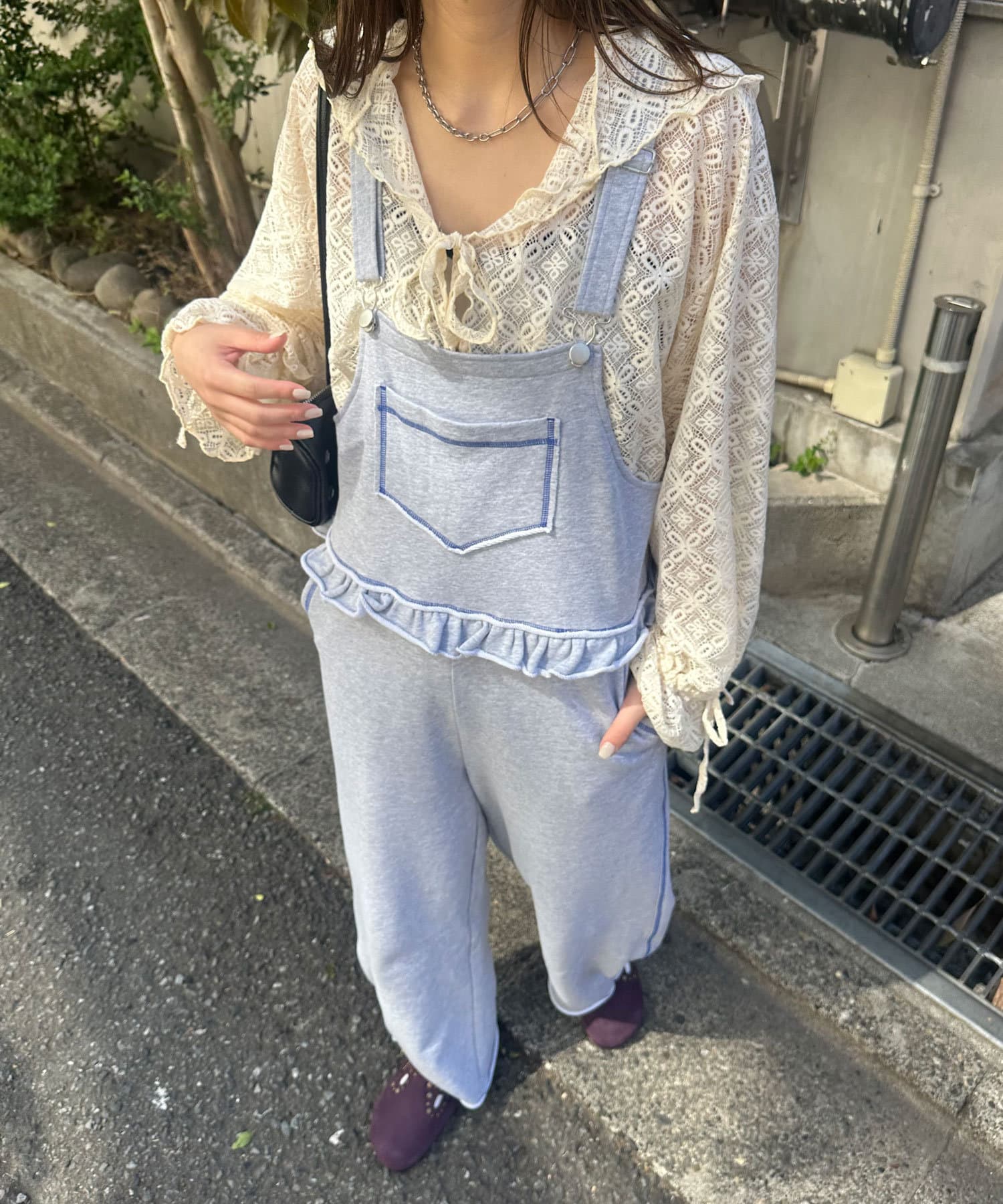 ゆるっと可愛い毎日着たいスウェットサロペット▼ポイントカジュアルなスウェット素材に、さりげないフリルと配色ステッチを効かせた1枚。ヴィンテージのリメイクアイテムのような、ひとクセあるデザインが魅力です