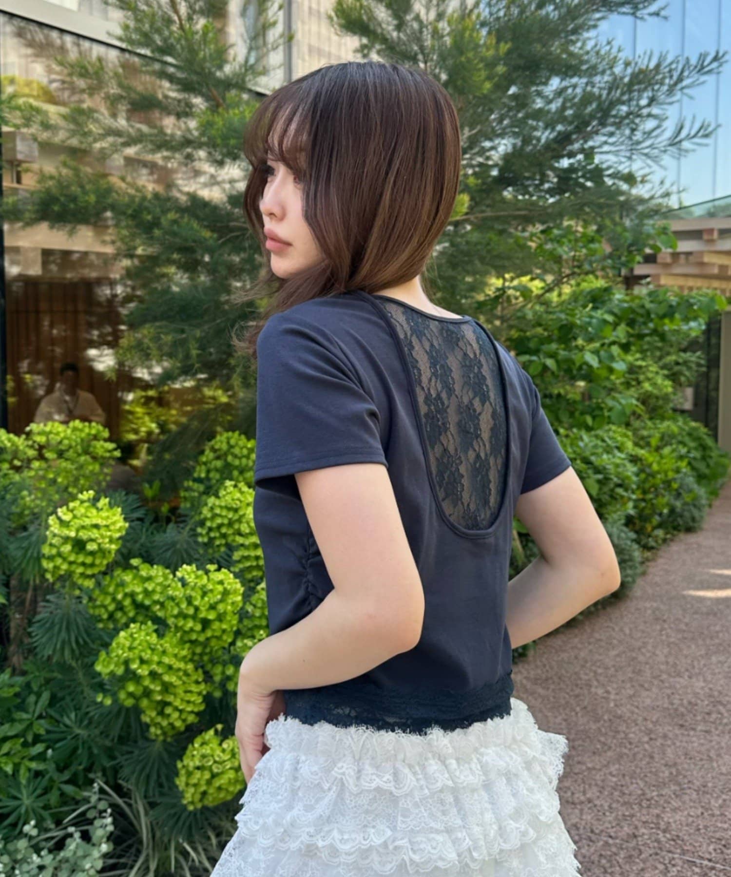 バックのレースがポイントのTシャツー 商品コメント ー・バックのレースが女性らしく抜け感を演出。・パット付のためインナーを気にせず着用していただけます◎ー スタイリングポイント ー・デニムやスウェット