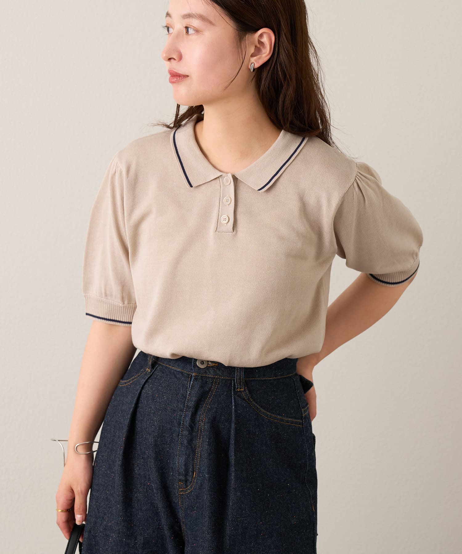 一枚で上品さがでるポロニット■デザインカジュアルなイメージがあるポロニットですが、コンパクトなので、女性らしく着られます。■生地感サマーニットなので、夏でもべたつかずに着用できます。アクリル100％な